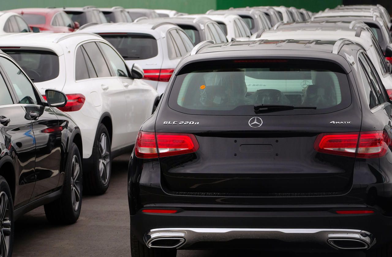 Les escrocs utilisaient le compte d'une "vraie fausse" société pour acheter en leasing des voitures haut de gamme comme cette Mercedes GLC. Ils versaient une première échéance et disparaissaient ensuite avec les véhicules. AFP/Patrick Stollarz