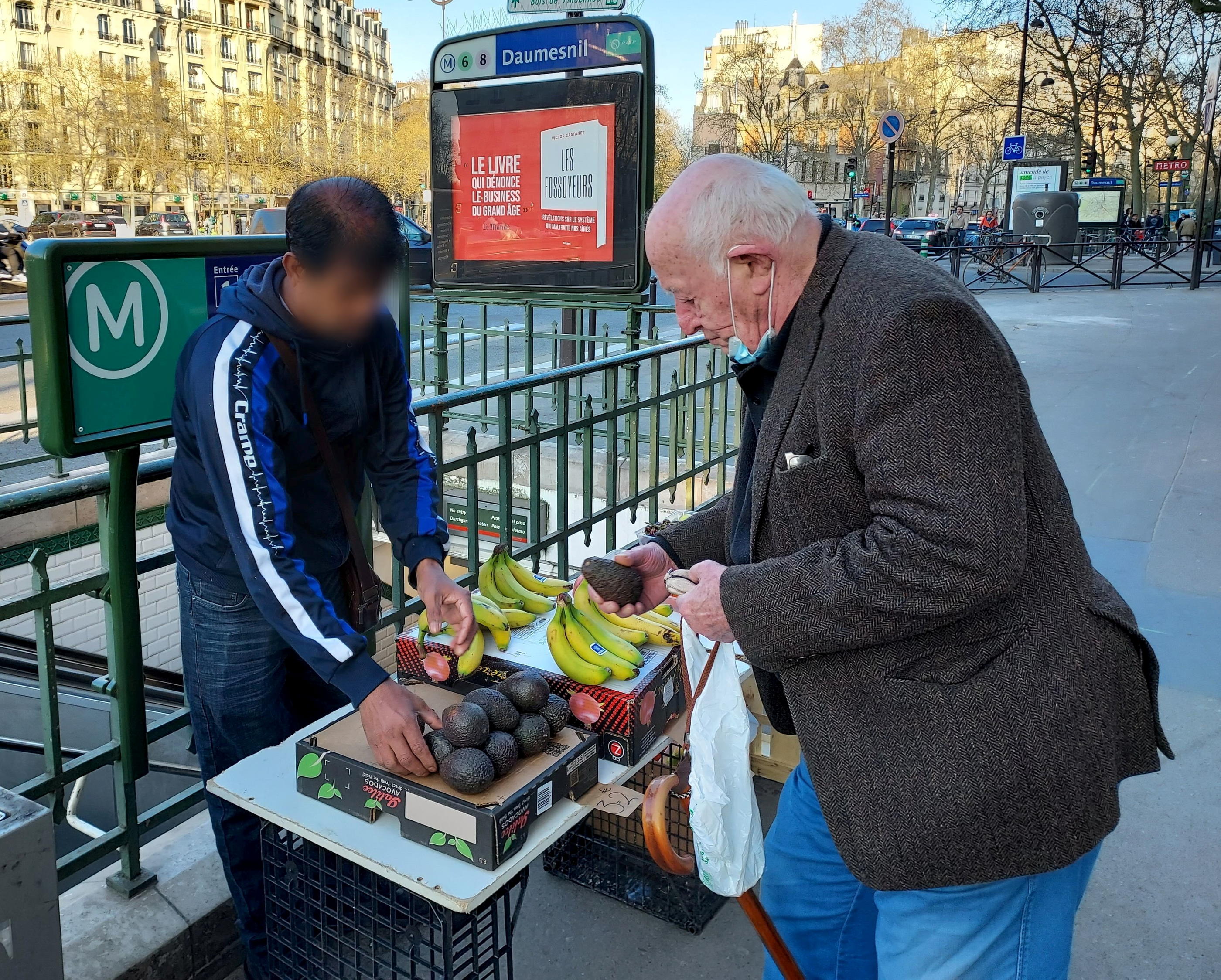 Daumesnil, Paris (XIIe). Hassan, marchand à la sauvette, est arrivé du Bangladesh. Il gagne 20 euros par jour en vendant des fruits et légumes illégalement. LP/Céline Carez