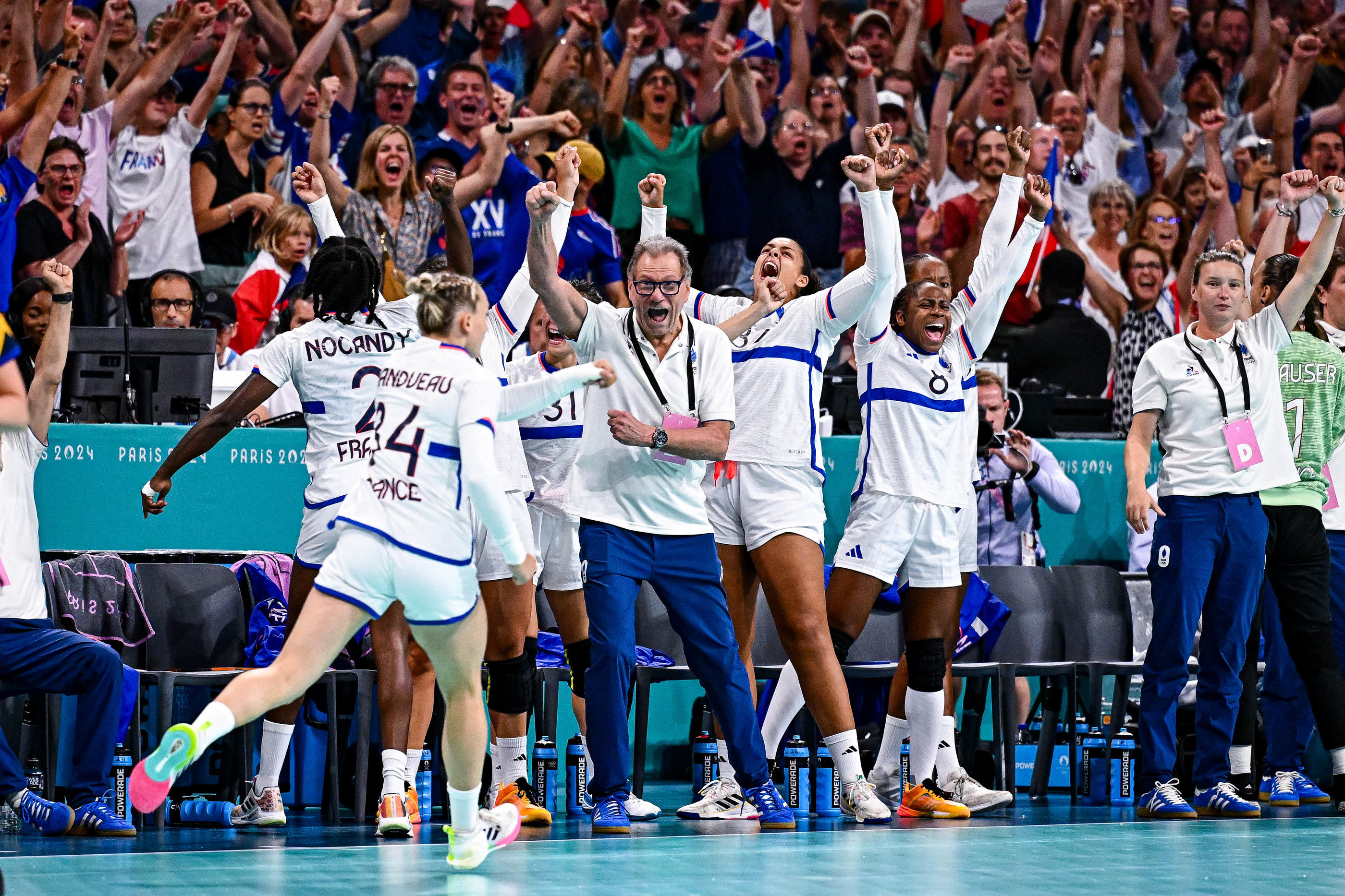 « C'est une victoire exceptionnelle, comme on en vit peut-être qu'une fois dans sa carrière », réagit Olivier Krumbholz après la victoire des Bleues en demi-finale des JO contre la Suède. Icon Sport / Baptiste Fernandez.