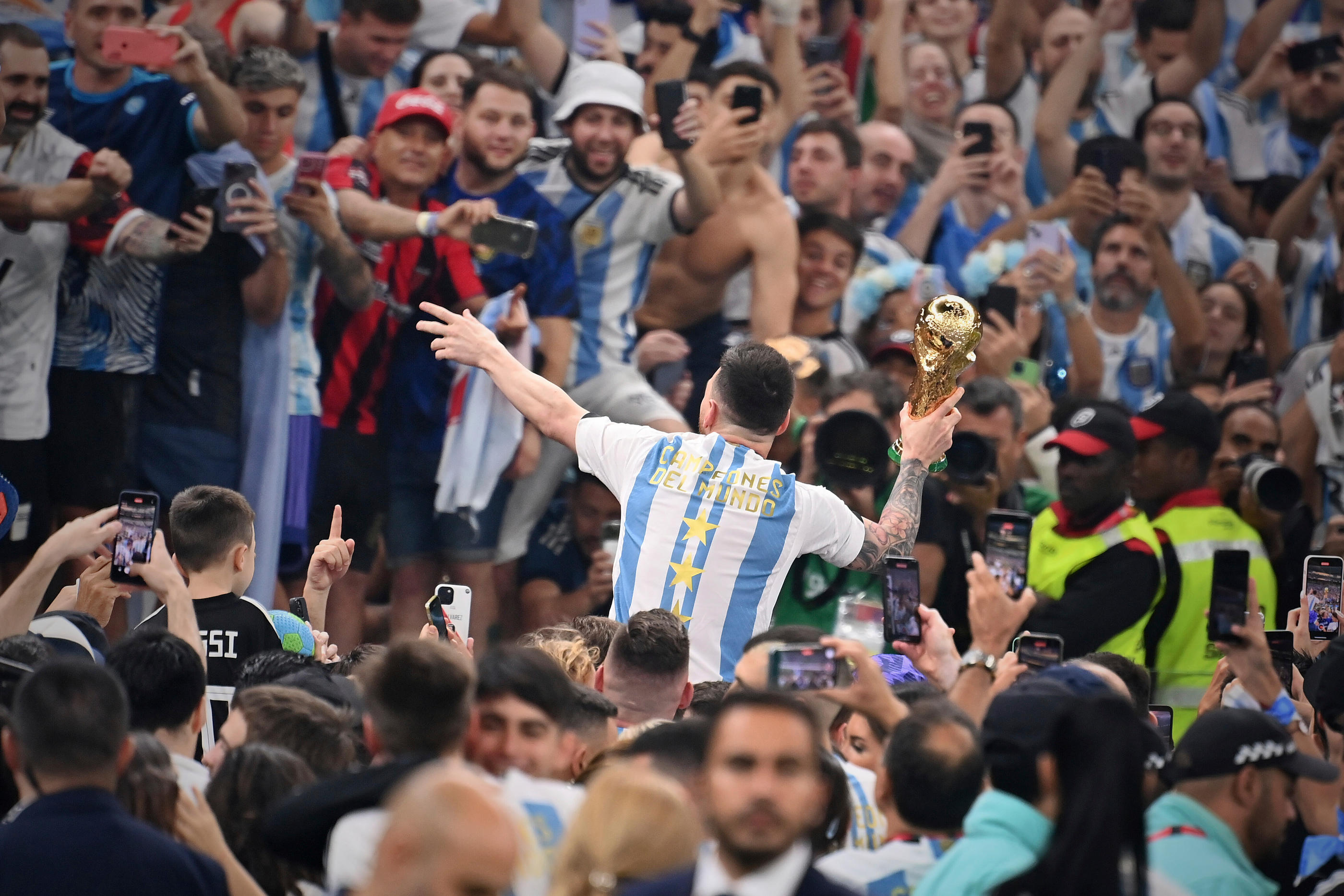 Lionel Messi le 18 décembre 2022 après la finale du Mondial. « Avec ce titre, les gens ont enfin compris ce que Messi représentait pour le pays », raconte un célèbre journaliste argentin. Icon sport/PictureAlliance