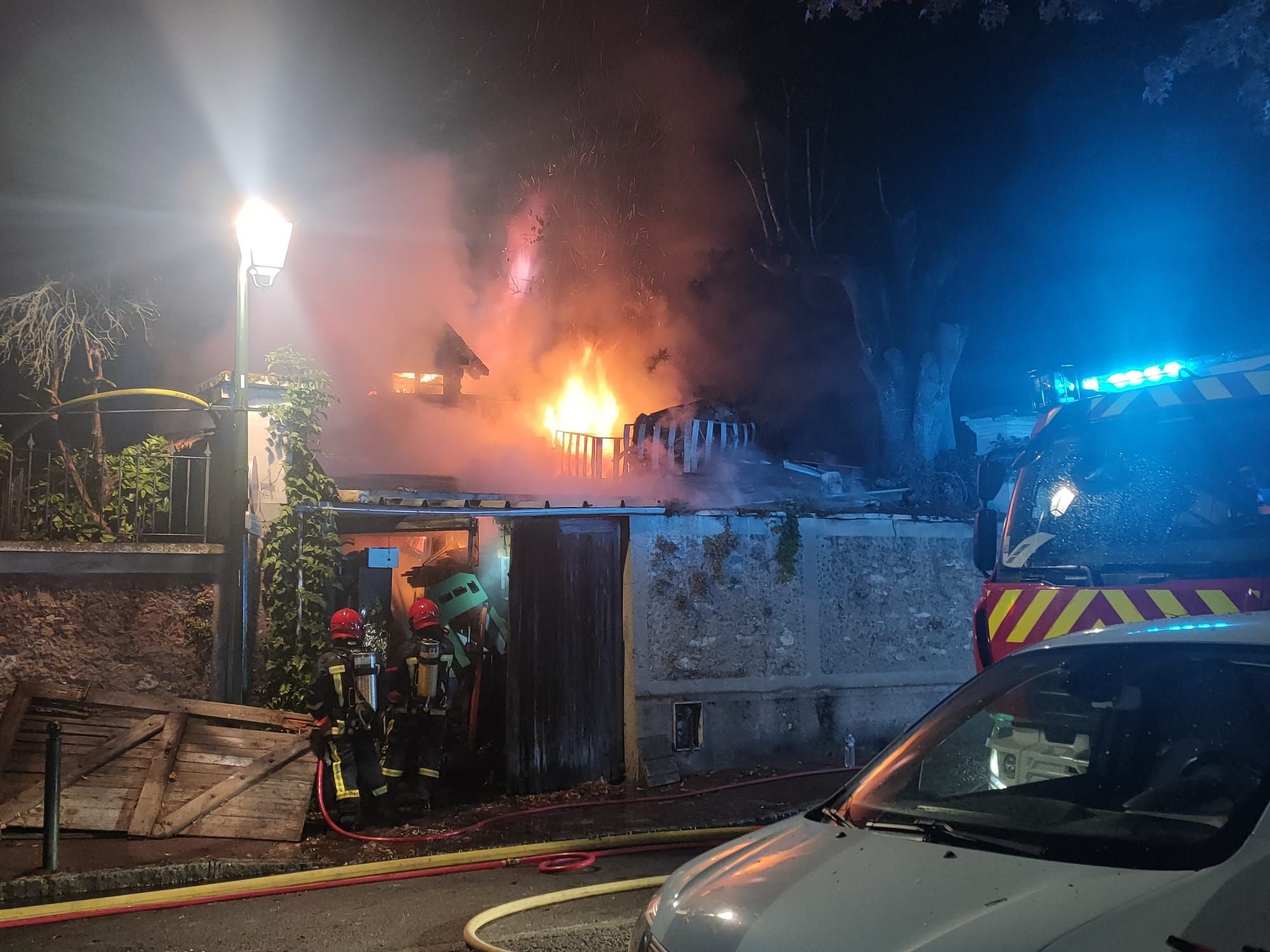 Yerres, 17 octobre. L'habitant de ce pavillon embrasé a été secouru par la police, avant que les pompiers n'interviennent pour maîtriser le sinistre.