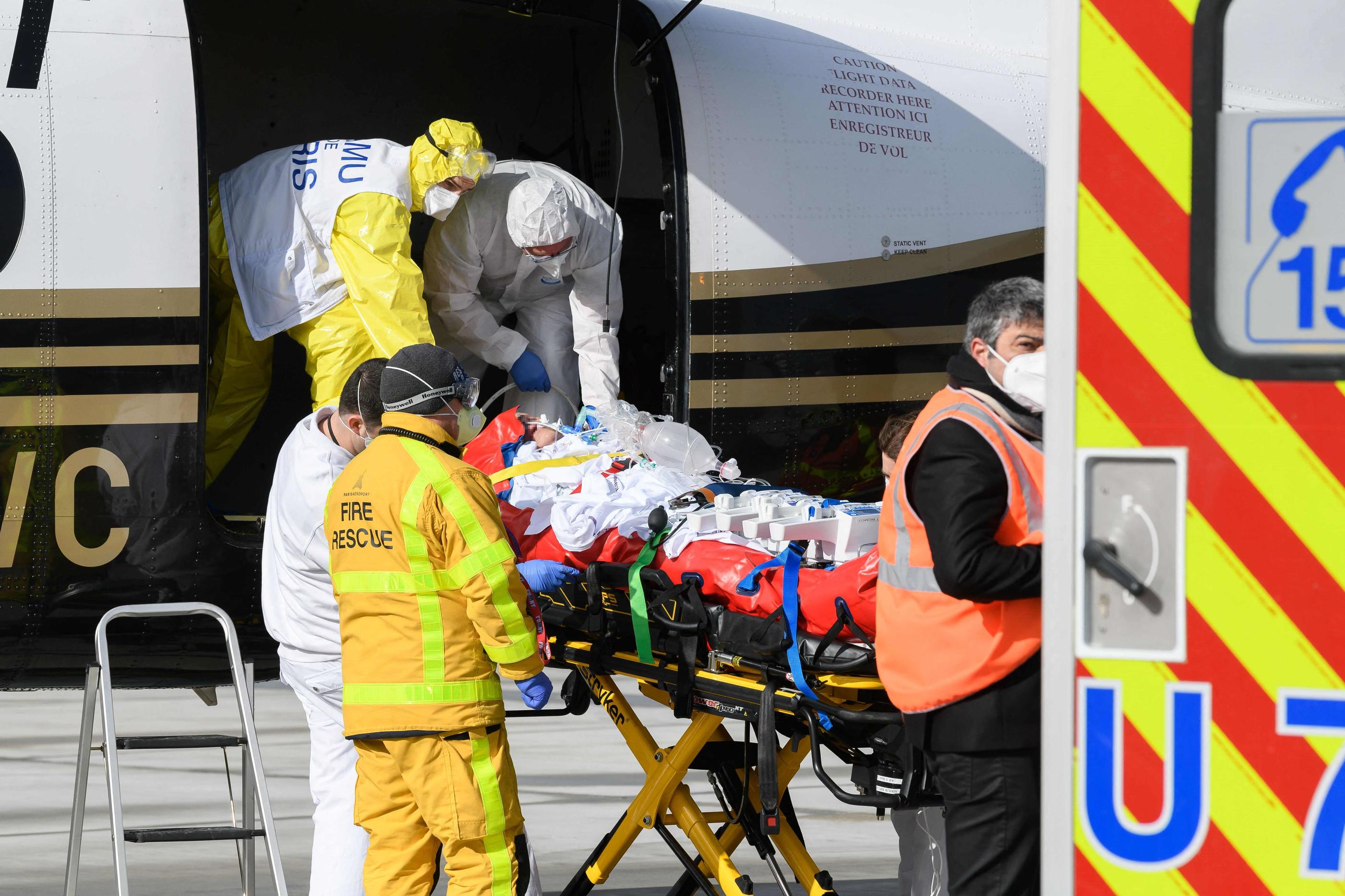 Un malade du Covid-19 est transféré depuis l'Ile-de-France vers un hôpital de Bordeaux, ce dimanche.