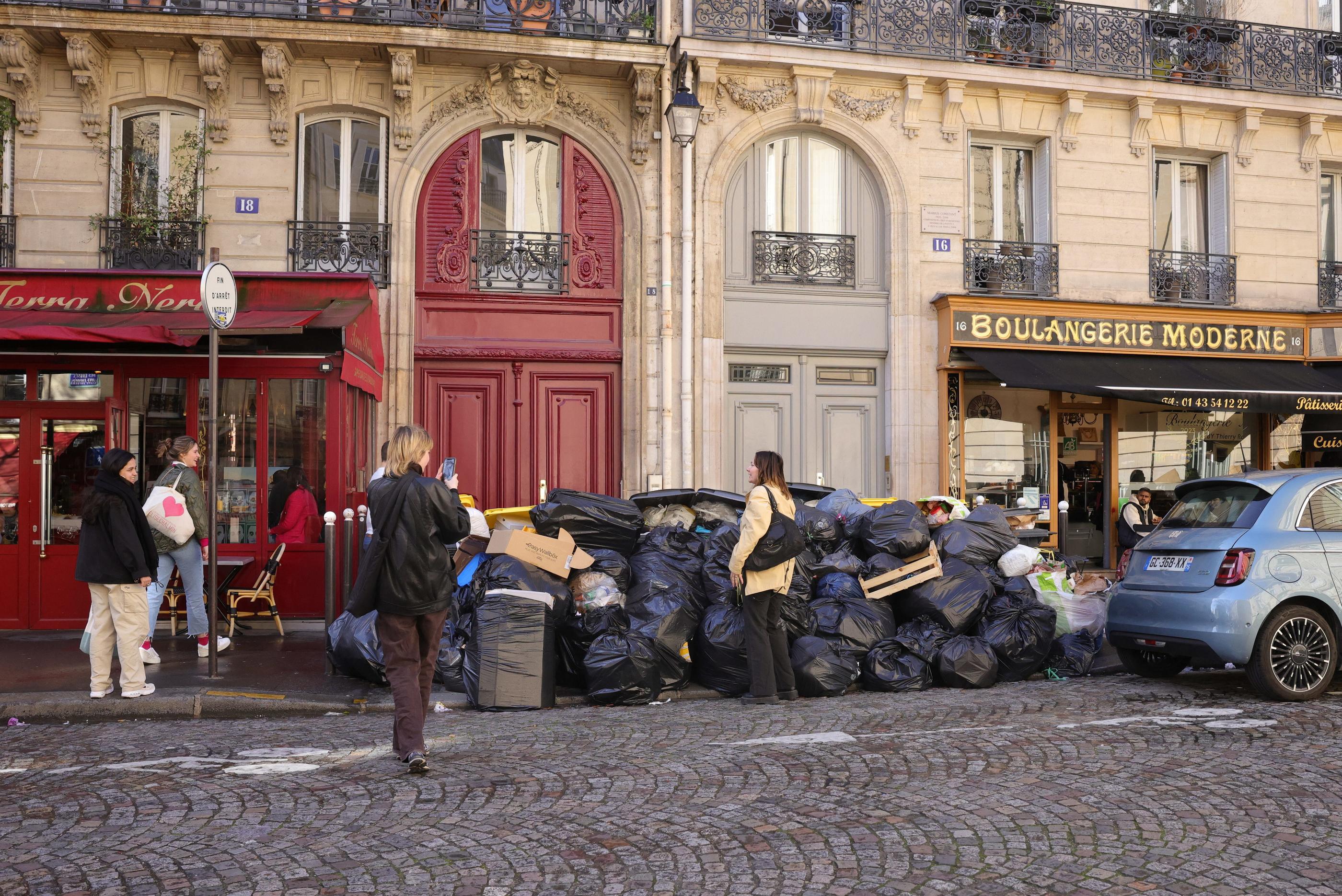 Paris, le 15 mars. Dans la capitale, les déchets s'entassent devant les immeubles et les commerces. Certaines copropriétés ont recours à des entreprises privées pour s'en débarrasser. LP/Olivier Arandel