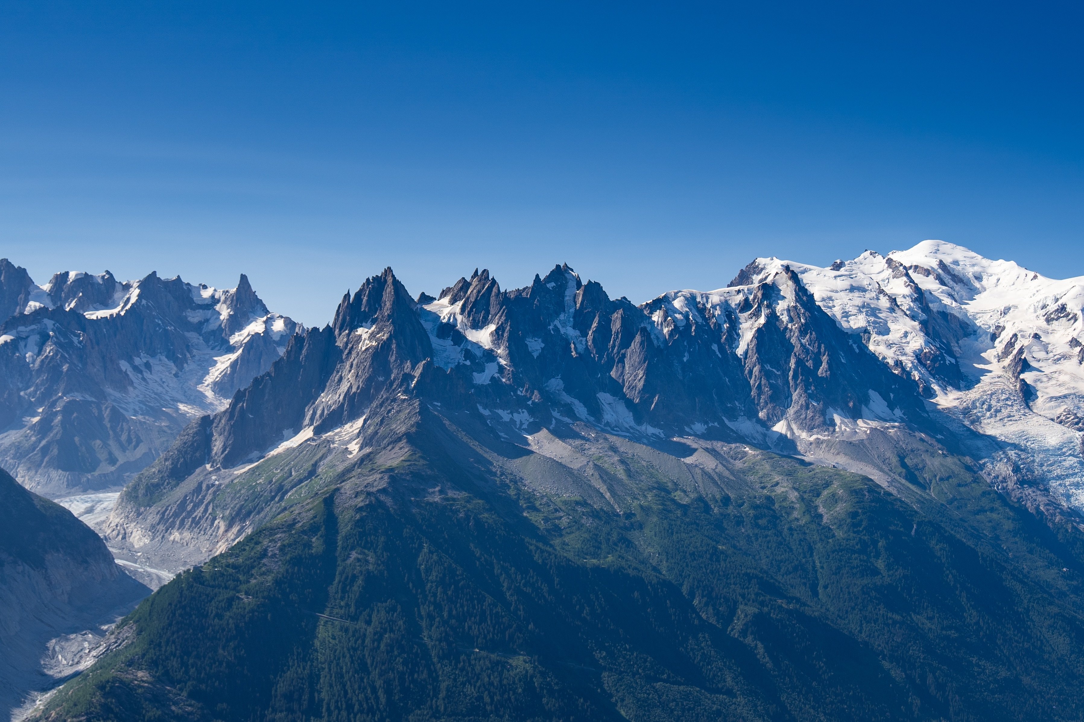 Au centre, l'Aiguille du Midi, où a eu lieu cette semaine une éboulement de 20 000 m3 de roches. Le mont blanc tout à droite. LP/Thomas Pueyo