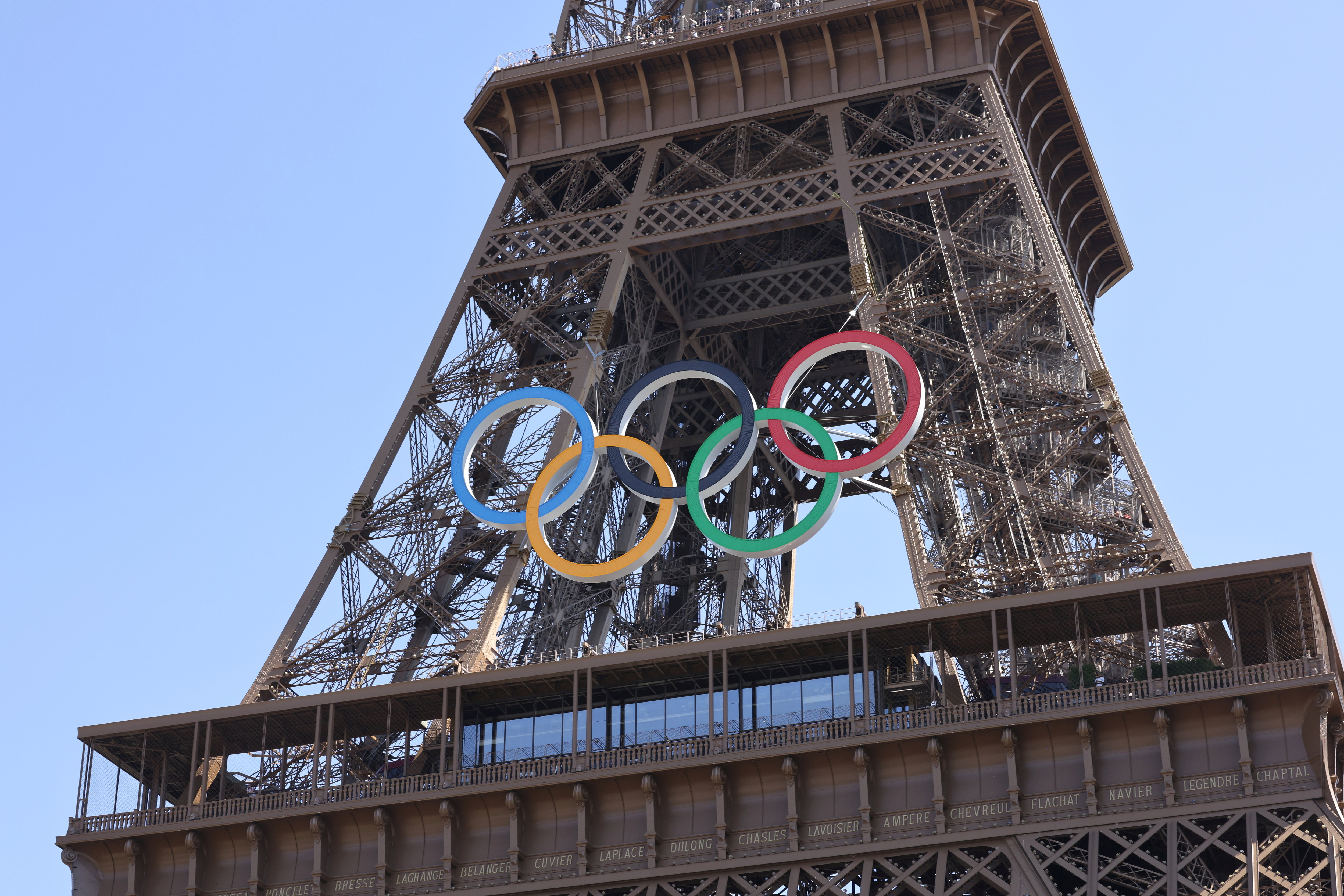 Les anneaux olympiques resteront au moins jusqu'en 2028 sur la tour Eiffel. LP/Delphine Goldsztejn