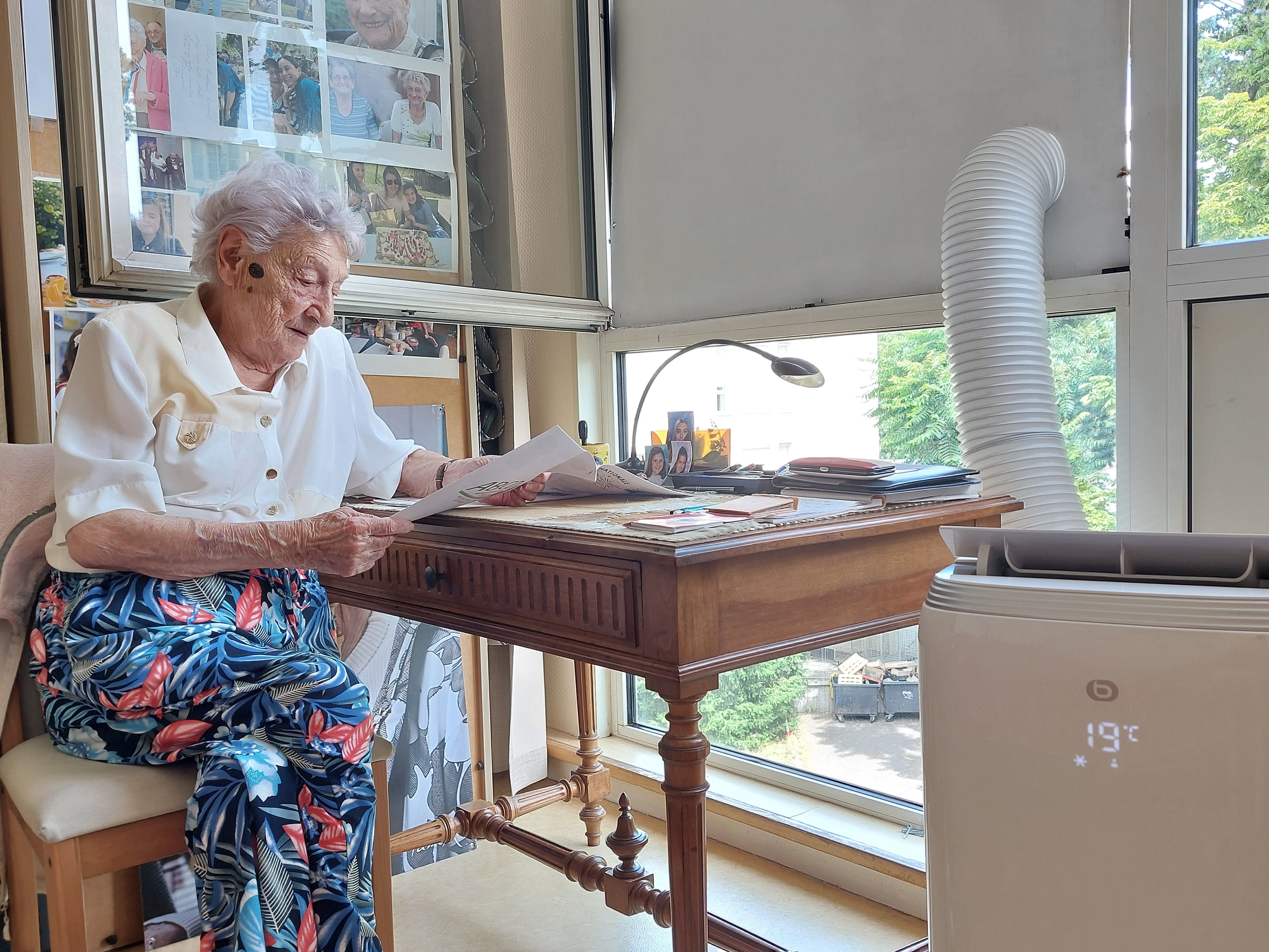 Saint-Maur-des-Fossés (Val-de-Marne), le 12 juillet 2023. Lydie Richard, 93 ans, une pensionnaire de la résidence de l'Abbaye allume sa climatisation «systématiquement» lorsqu'il fait chaud. LP/Agnès Vives
