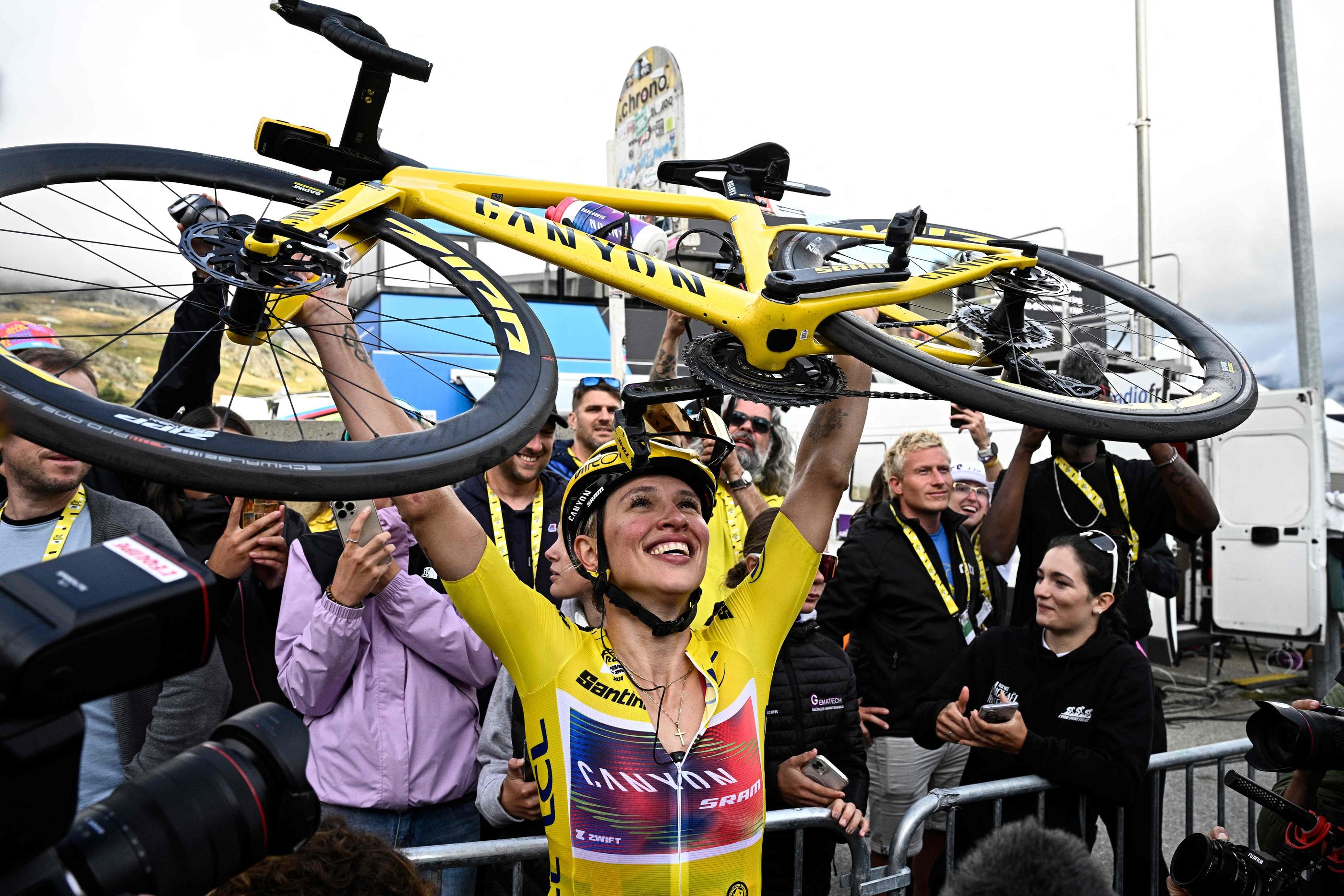 Katarzyna Niewiadoma célèbre sa victoire dans le Tour de France, au bout du suspense dans une étape qui restera dans la légende. AFP/Julien De Rosa