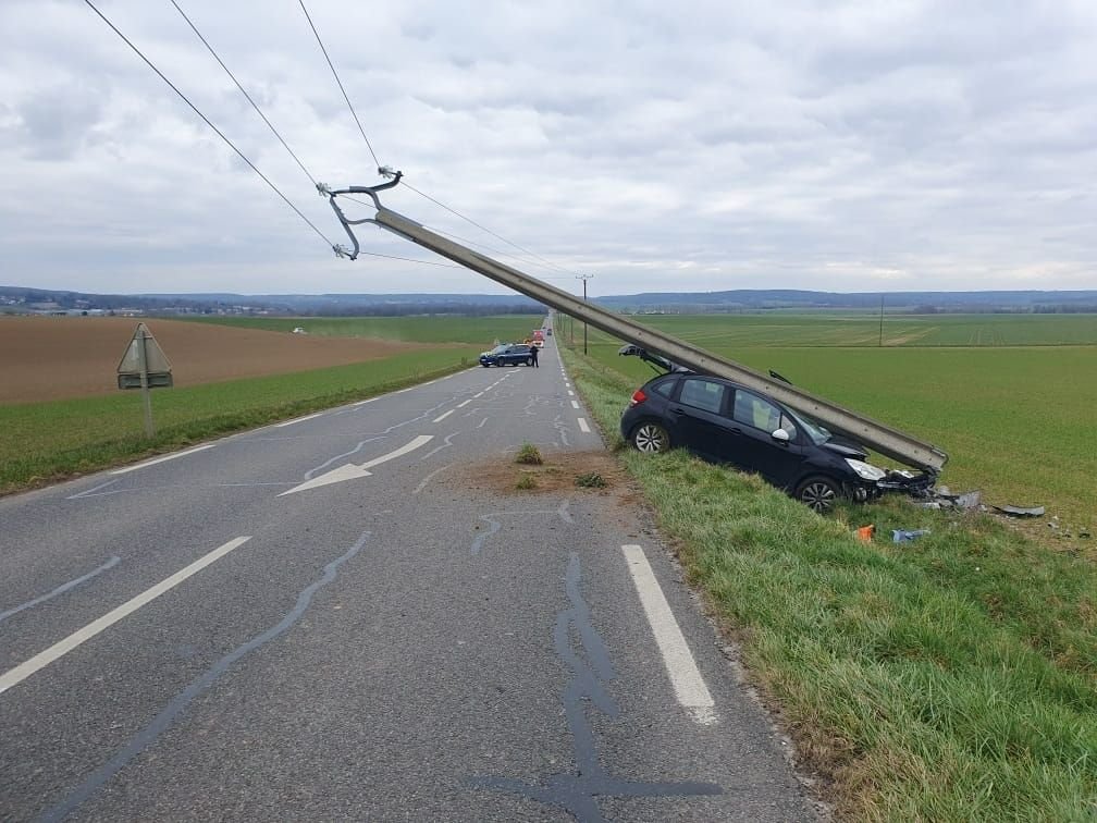 Beynes (Yvelines), ce dimanche. Un véhicule a percuté un poteau électrique, obligeant les équipes à couper l'électricité dans de nombreux foyers le temps des réparations. DR
