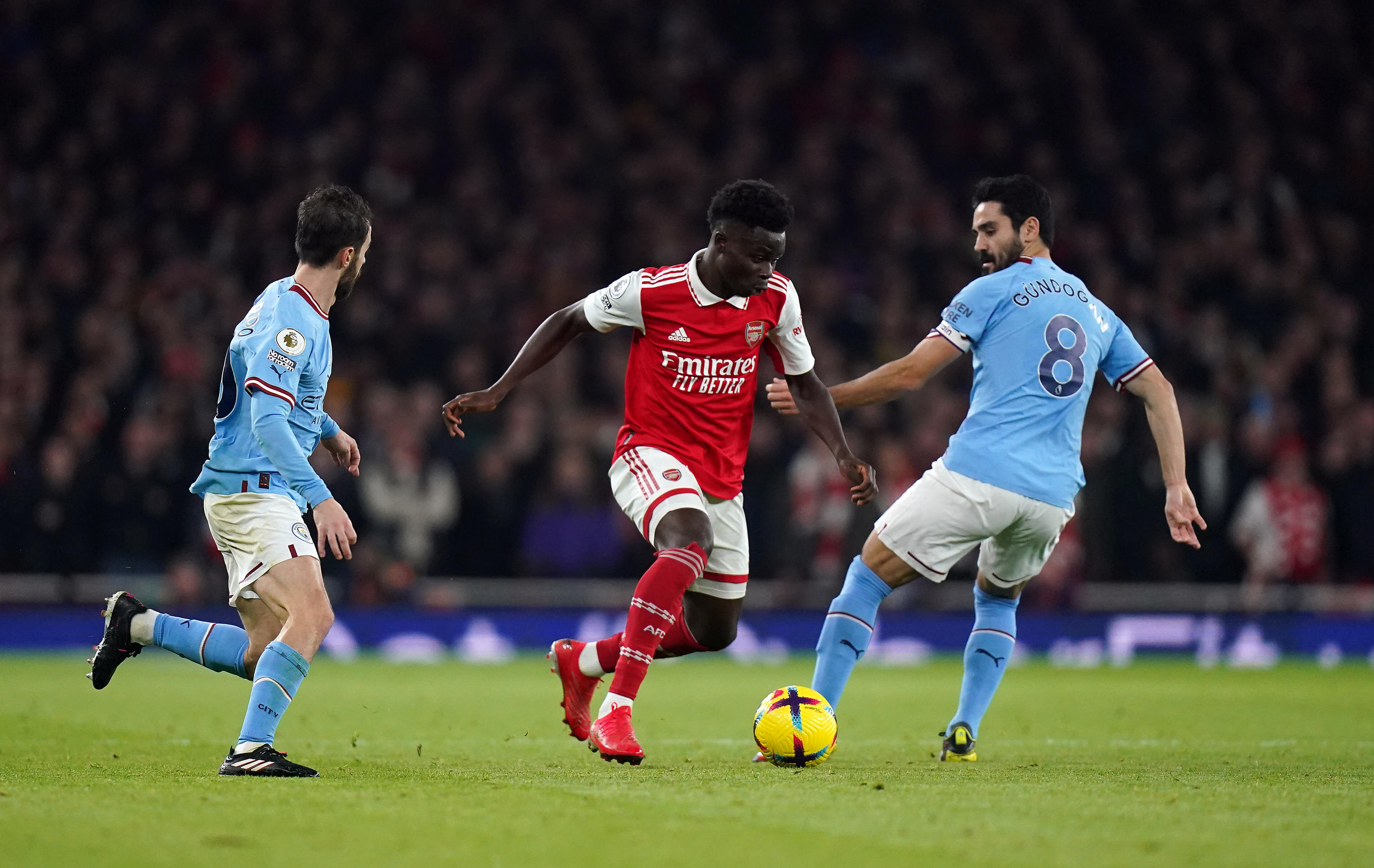 Arsenal et son attaquant Bukayo Saka vont tenter de faire plier Manchester City qui menace leur première place. Icon sport