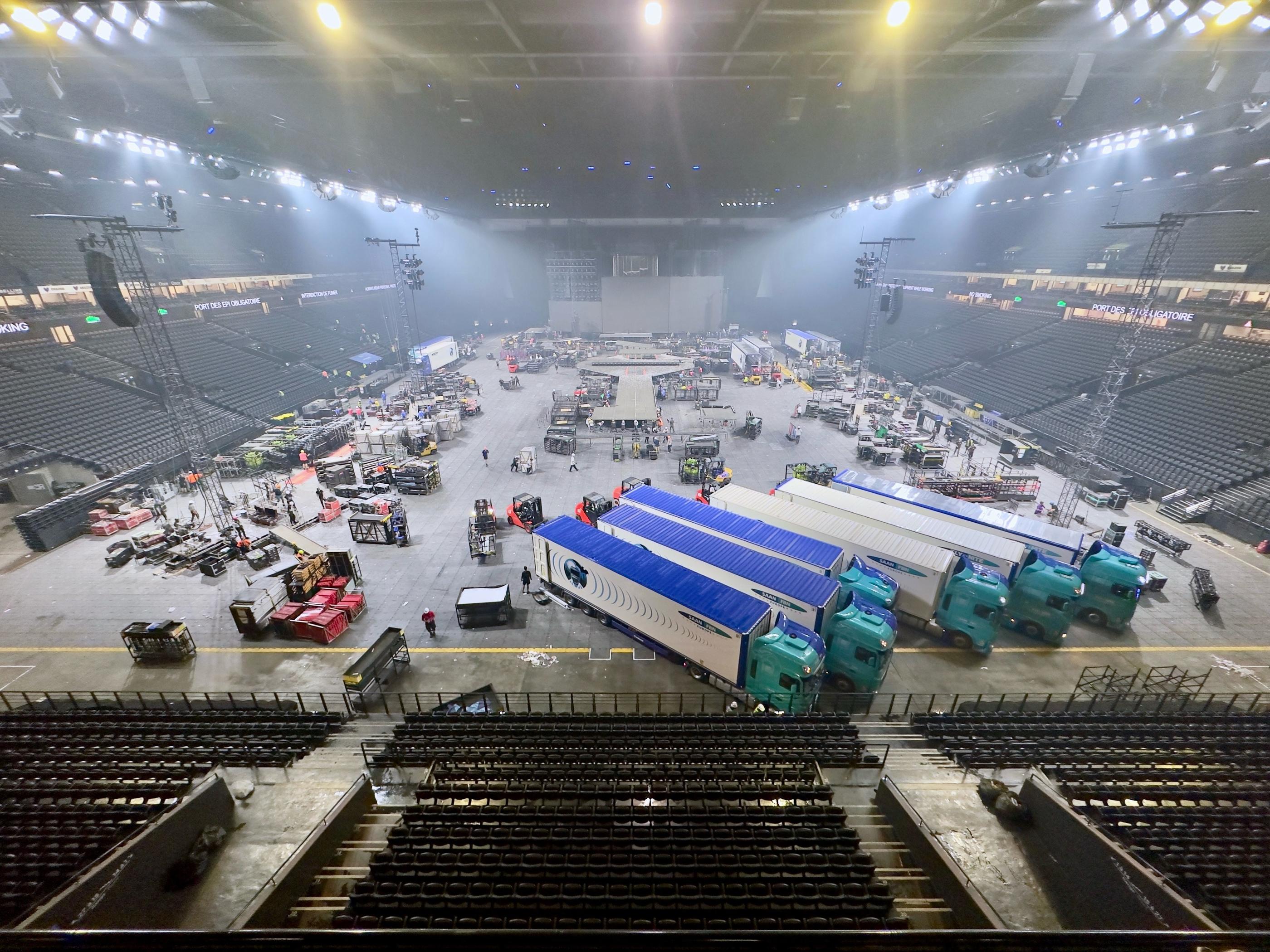 Ballet de camions, nettoyage… De Taylor Swift aux JO de Paris, la mue de  Paris La Défense Arena a commencé - Le Parisien