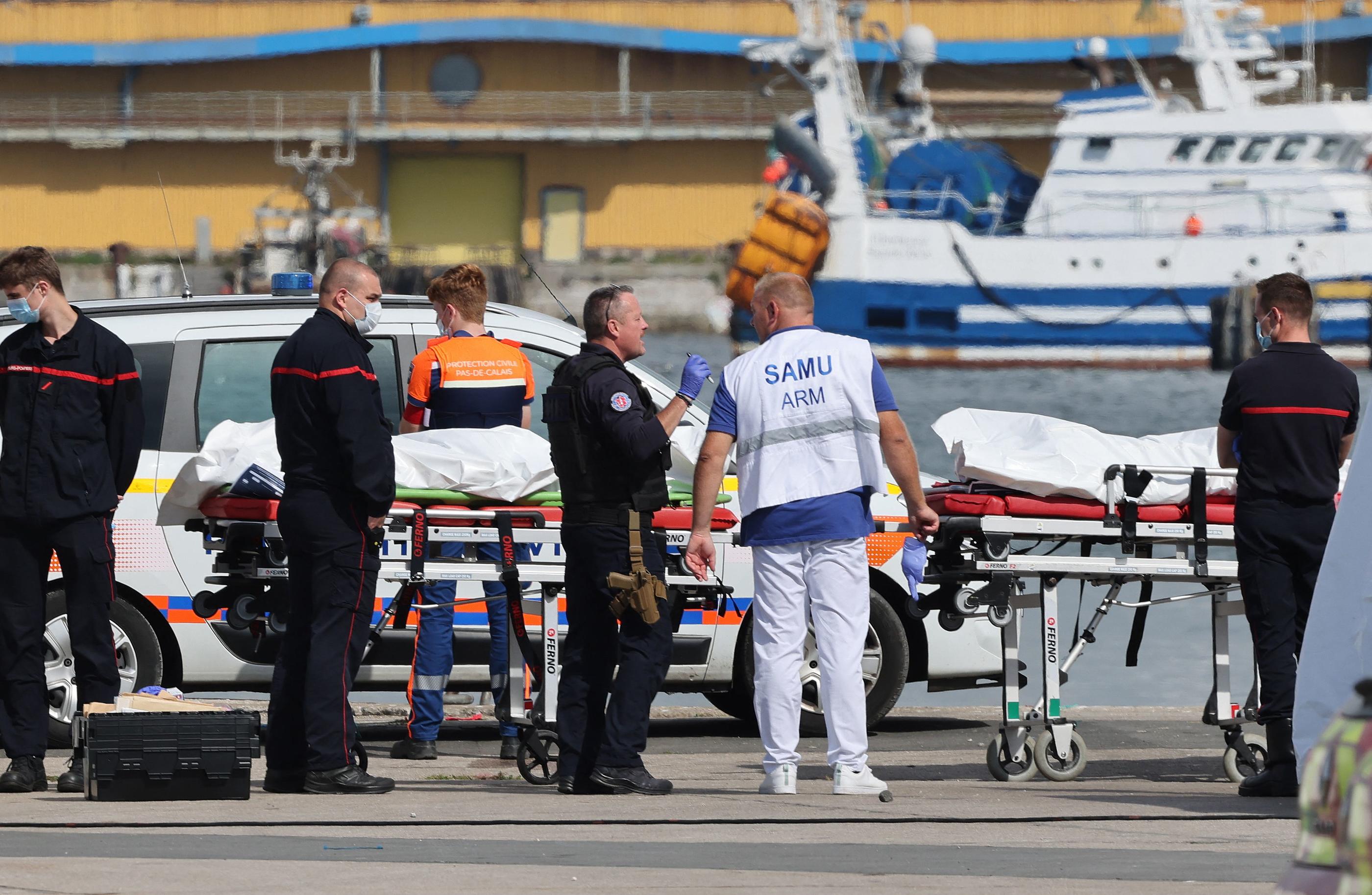 Pompiers, enquêteurs et secours ce mardi à Boulogne-sur-Mer auprès des corps repêchés après le naufrage, la plus importante catastrophe maritime dans la Manche depuis fin novembre 2021. AFP/Denis Charlet