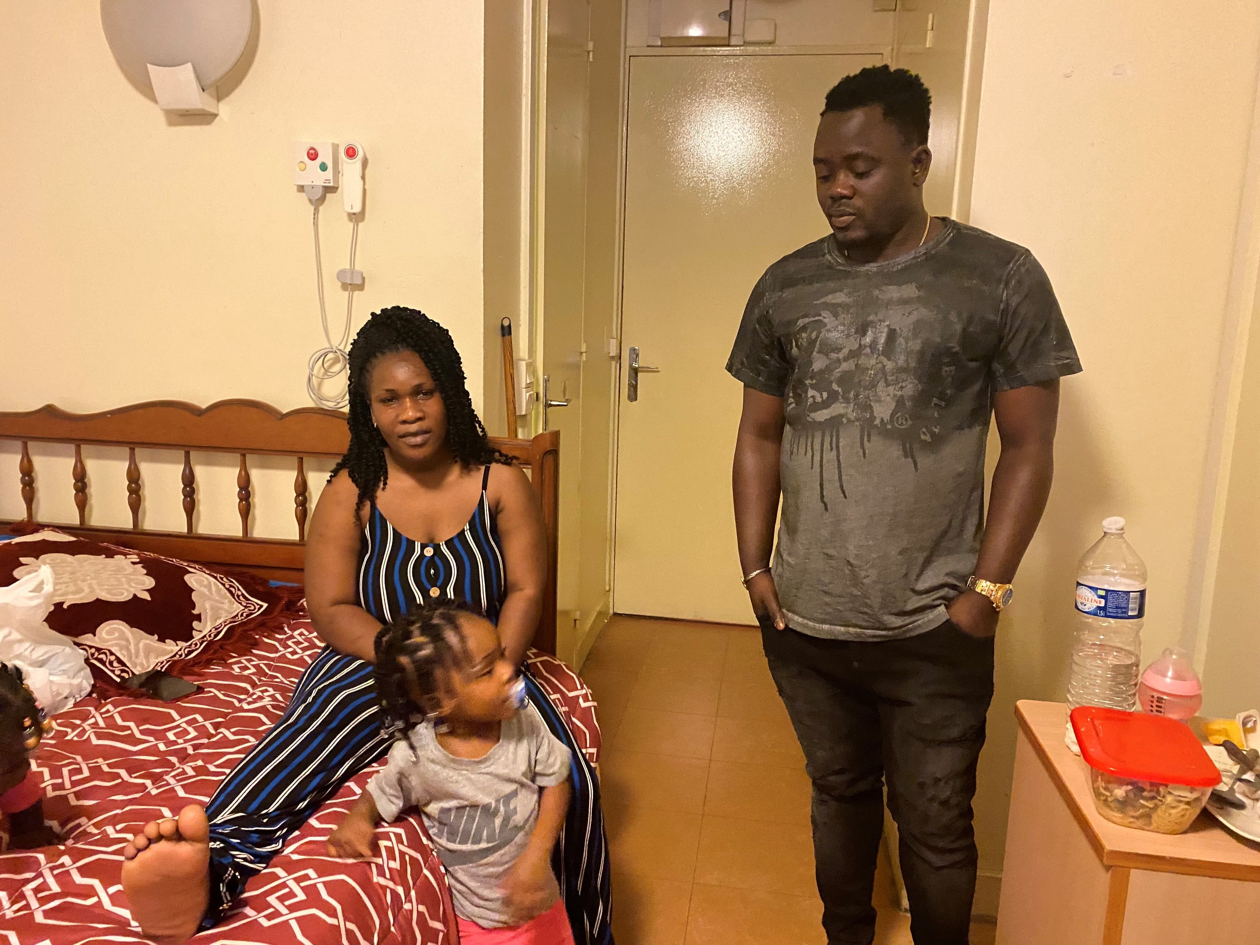 Thiais (Val-de-Marne), le 29 octobre 2021. Madina Traoré, 22 ans, habite une chambre du troisième étage de la résidence des Baudemons avec son compagnon et ses deux enfants. LP/Inès Chaïeb