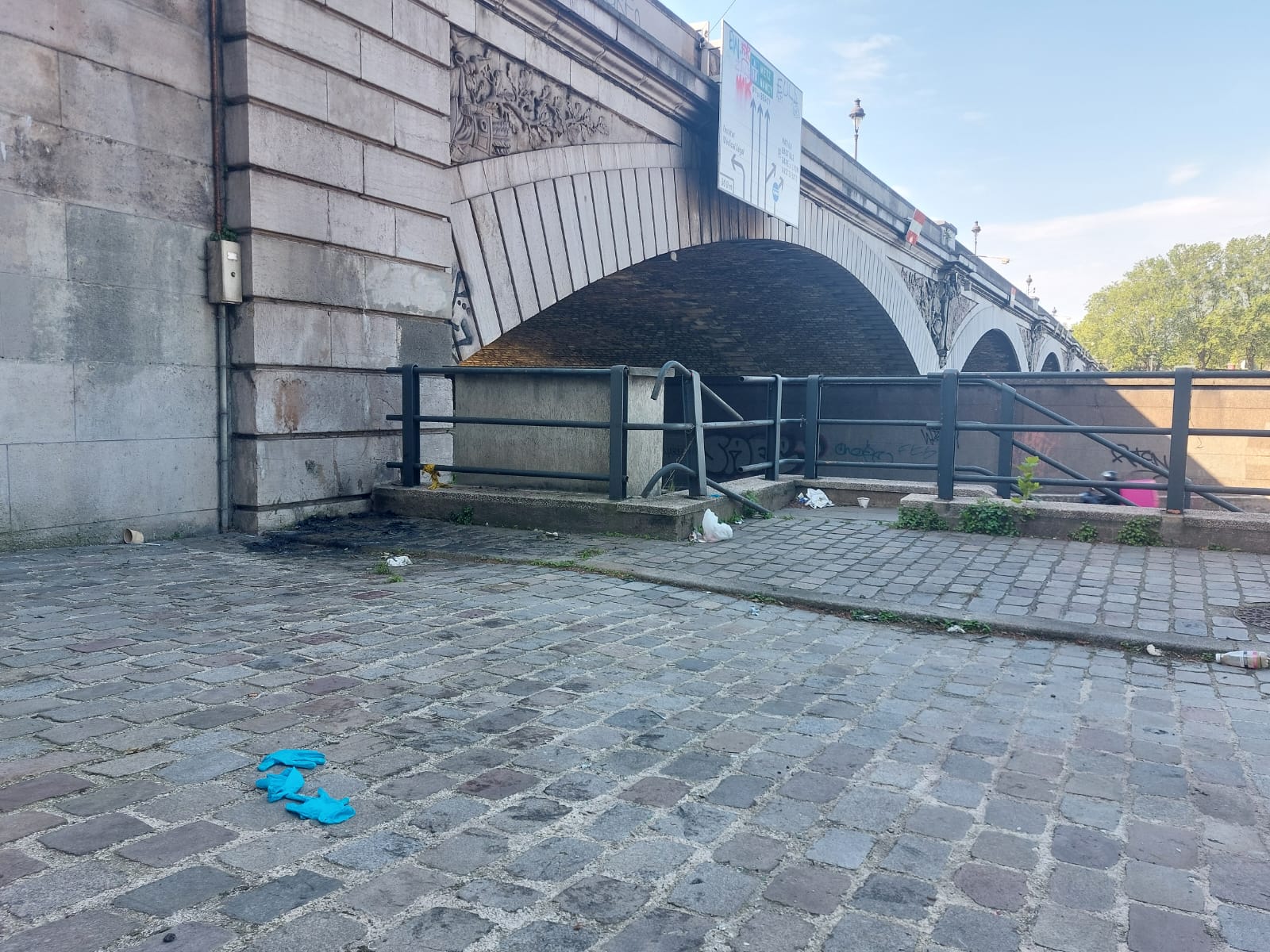 Le corps a été retrouvé par les pompiers appelés pour un feu de poubelle, samedi, sous le pont d'Austerlitz. Le Parisien/Denis Courtine