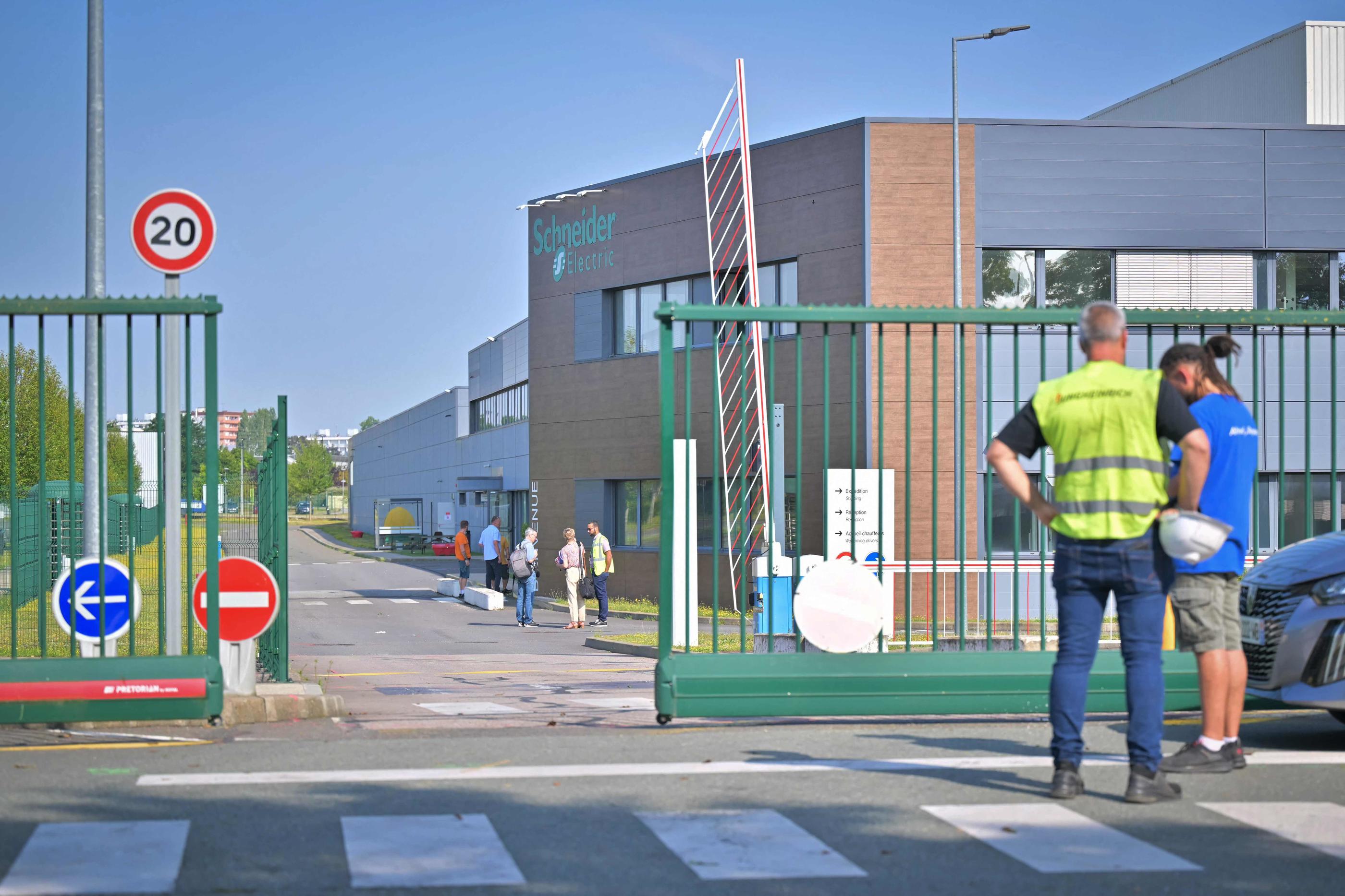 Le plafond de l'usine Schneider Electrics près d'Evreux (Eure) s'est effondré du fait des orages qui ont touché le département le mercredi 31 juillet 2024, ses salariés se retrouvant au chômage technique. AFP/Lou Benoist