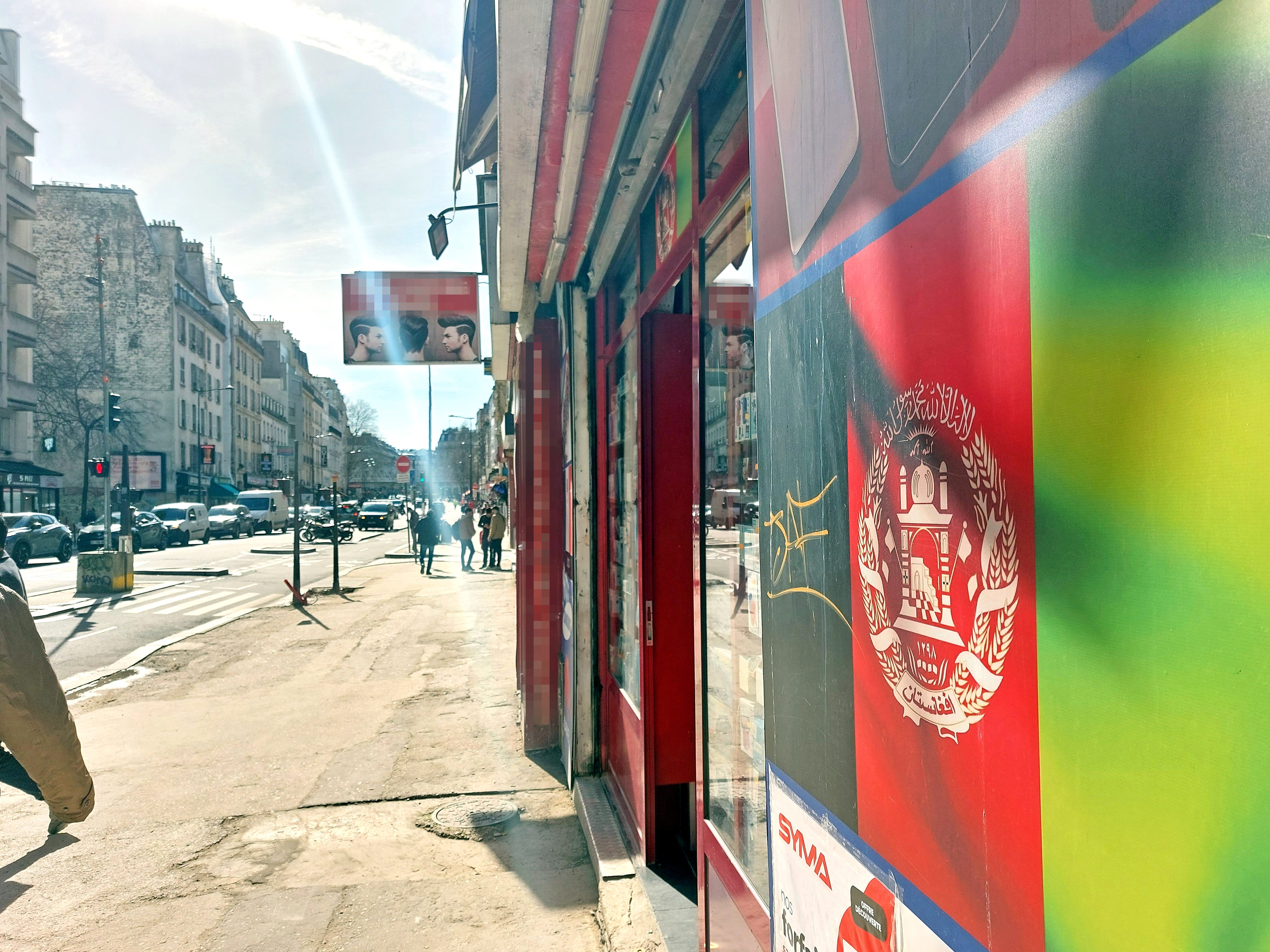 Rue Marx-Dormoy à Paris (XVIIIe), des bannières aux couleurs du drapeau afghan ont fait leur apparition à une vitesse éclair dans nombre de magasins. LP/Jean-Baptiste Quentin