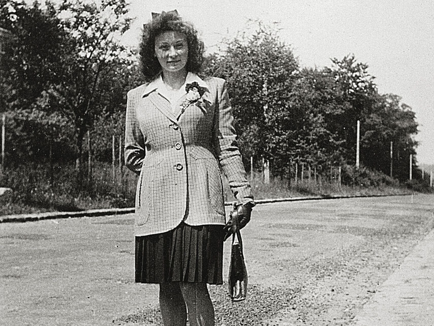 Claire Arcin, qui travaillait à la chocolaterie du château des Forgets durant la Seconde Guerre mondiale, est ici photographiée en 1945. DR