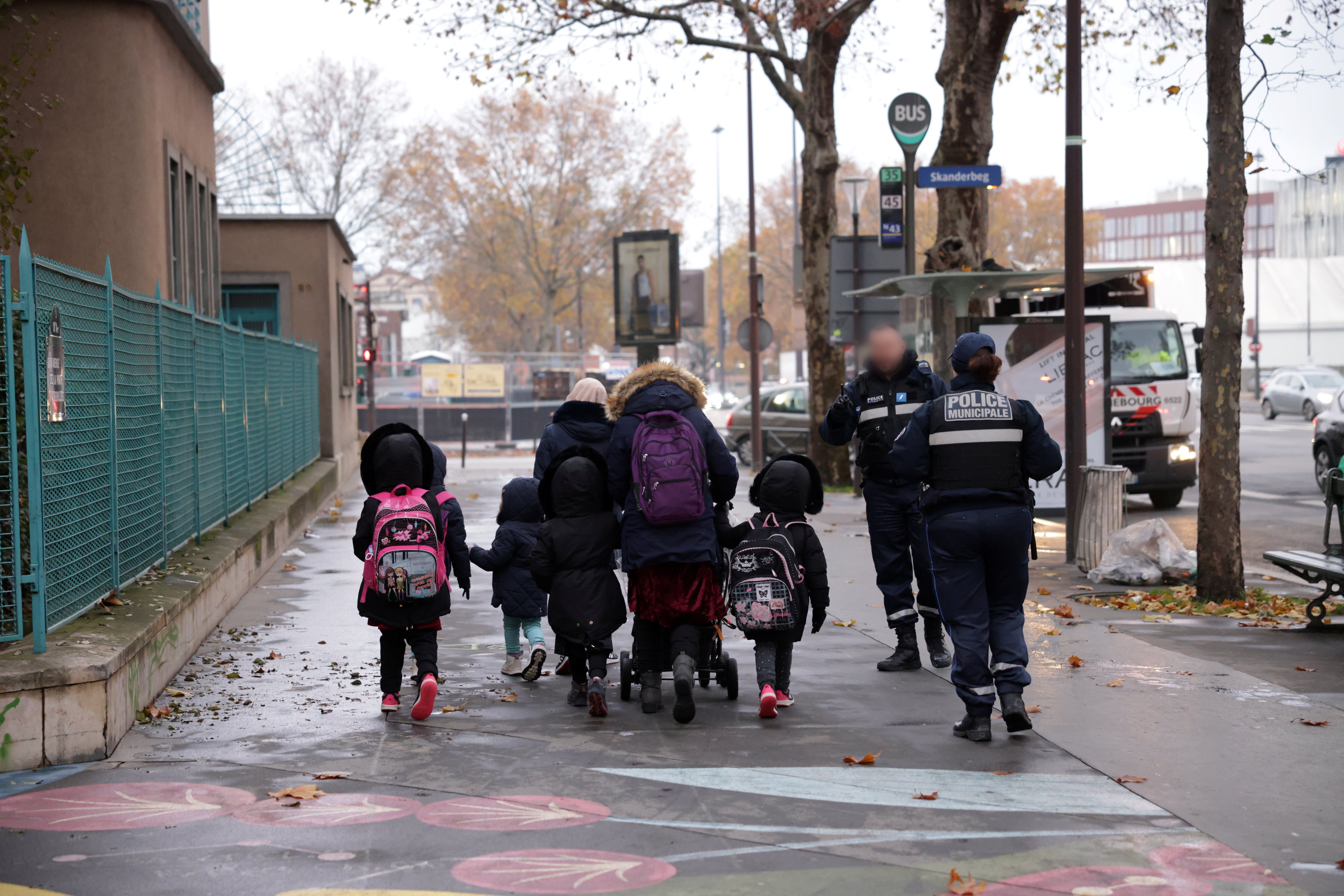 Des policiers municipaux escortent les familles sur le chemin de l'école et jusqu'à leur domicile pour sécuriser leur parcours, fréquenté par des toxicomanes. LP/Olivier Arandel