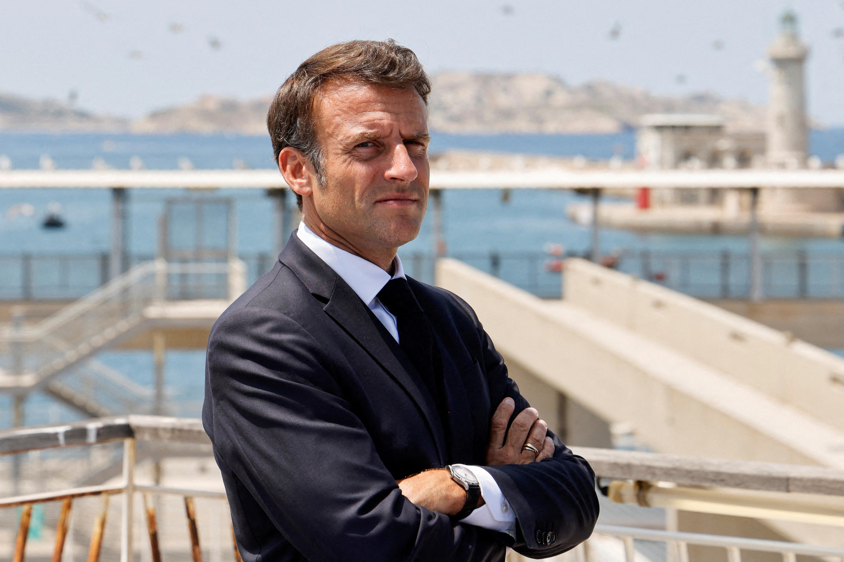 Emmanuel Macron (ici en août 2023) sera présent mercredi à Marseille (Bouches-du-Rhône), sa ville de cœur, pour l'arrivée de la flamme. Pool/Reuters/Ludovic Marin