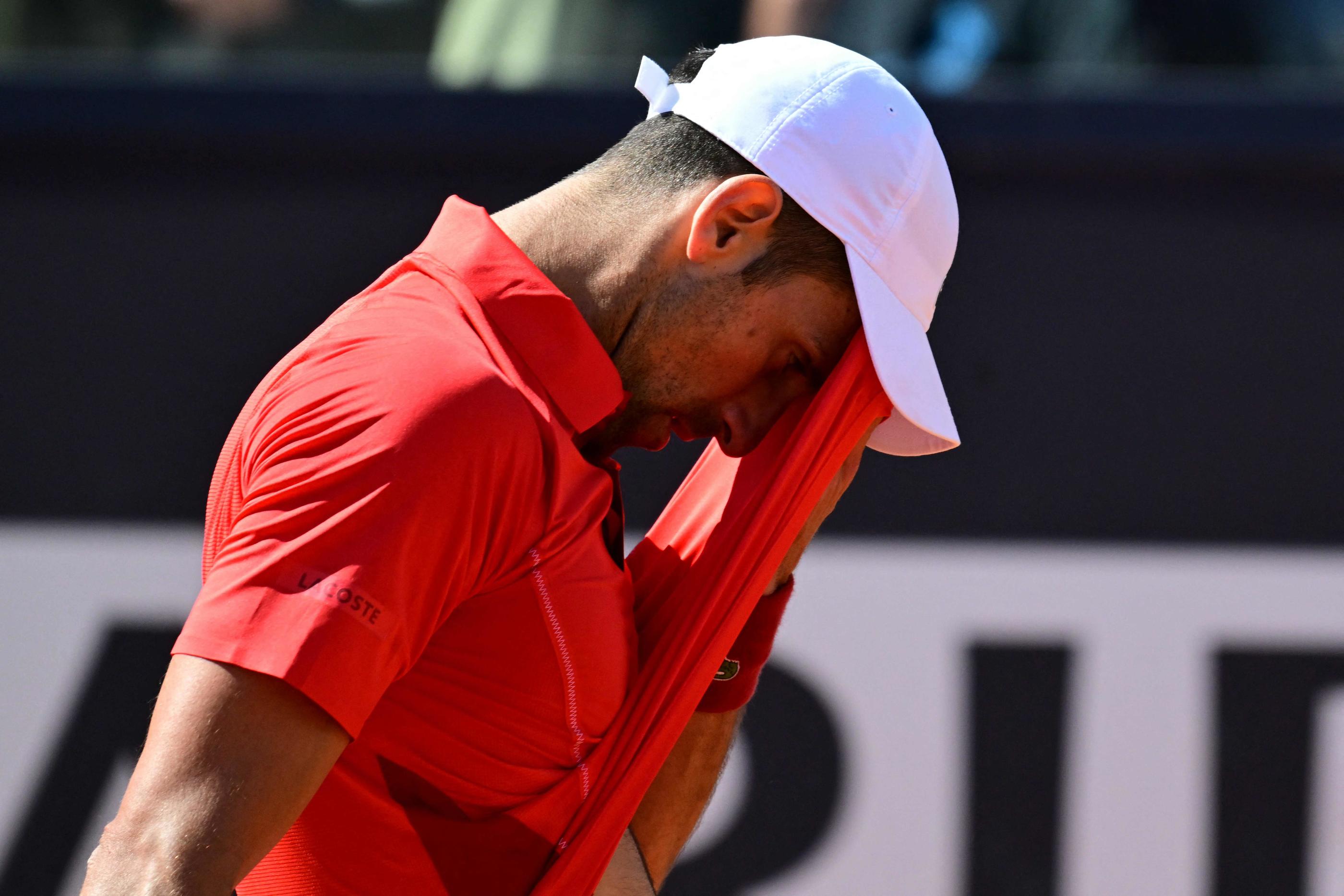 Novak Djokovic lors de son élimination au 3e tour à Rome, le 12 mai 2024. (Photo by Tiziana FABI / AFP)