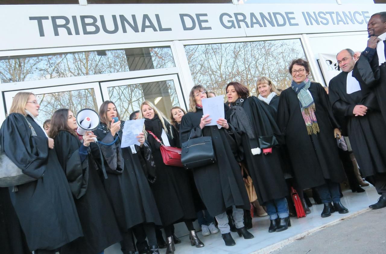 <b></b> Evry, ce lundi 10 décembre 2018. Les avocats bloquent à nouveau l’entrée du tribunal.