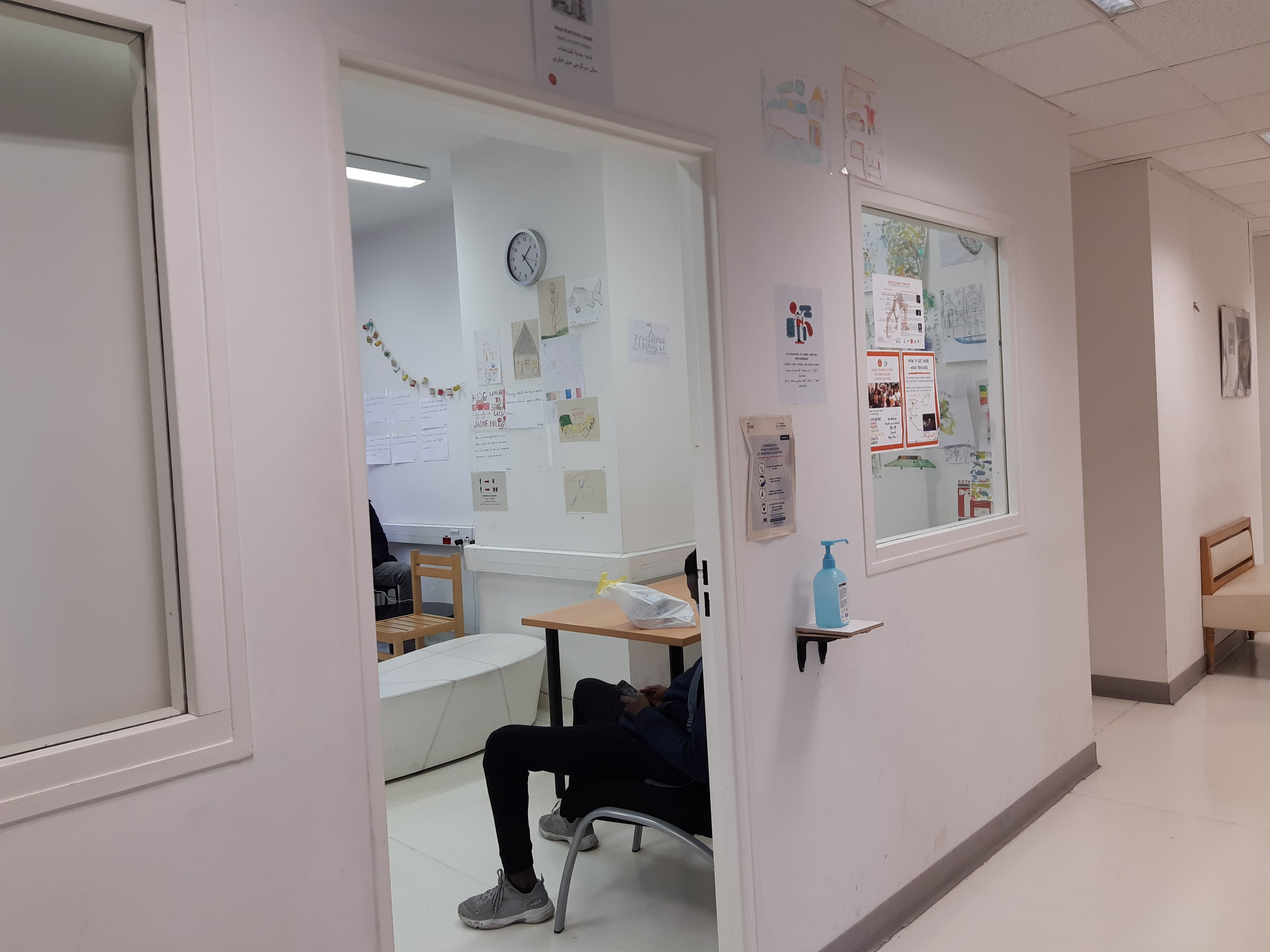 Pantin  (Seine-Saint-Denis), en novembre 2021. Ce centre d'accueil de jour géré par Médecins sans frontières a été ouvert en 2017 pour les migrants mineurs en quête de soutien ou de conseils juridiques. LP/Elsa Marnette
