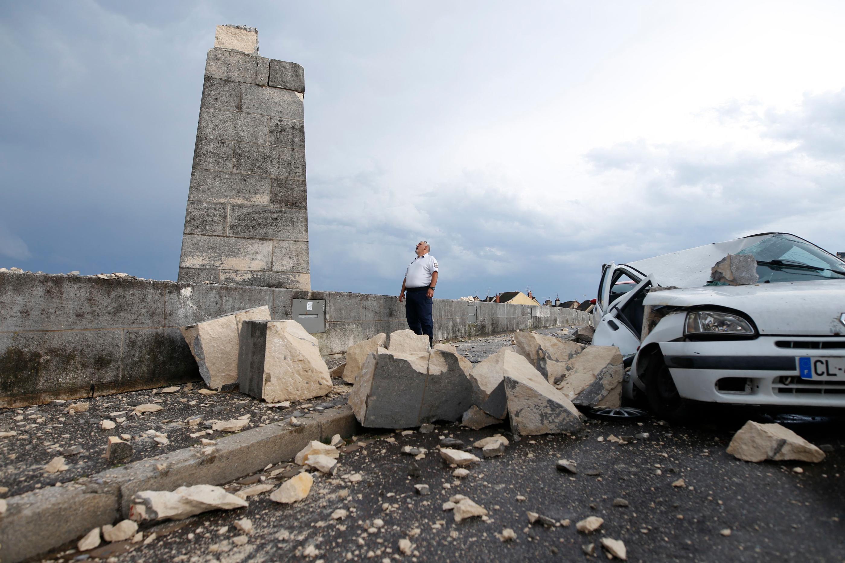 La foudre a fait exploser un pilier du pont Saint-Laurent à Chalon-sur-Saône sans faire de blessés. Journal de Saône-et-Loire/Edouard Roussel