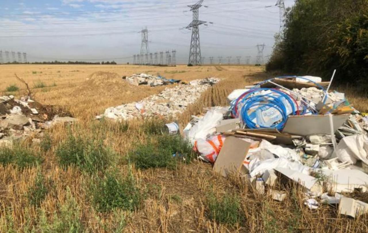 <b></b> A Fontenay-en-Parisis, des ordures sont déposées dans les champs quasi quotidiennement.