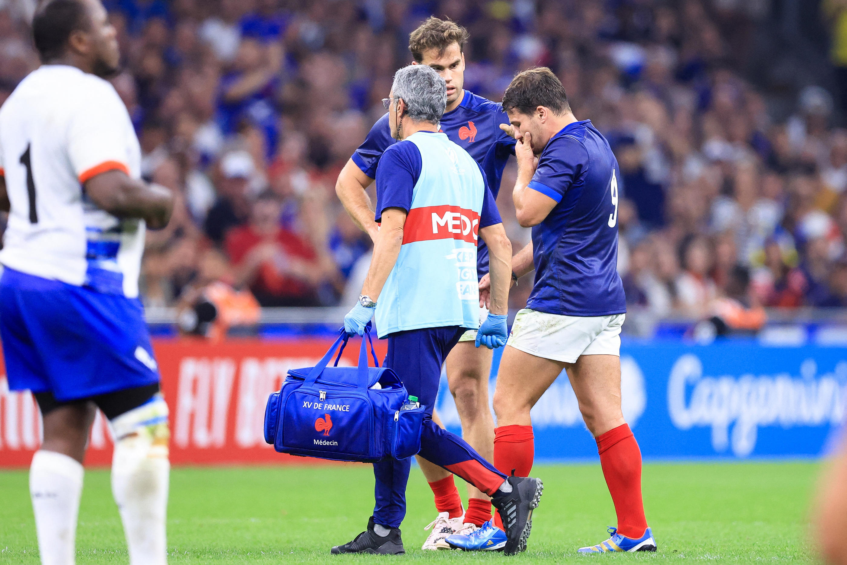 Antoine Dupont s'est blessé et a dû quitter le terrain lors du match face à la Namibie, le 21 septembre 2023 à Marseille. Icon Sport/Baptiste Paquot