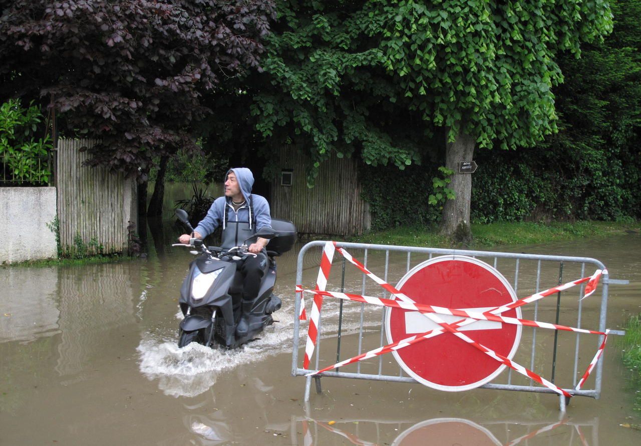 <b>Vaux-sur-Seine, ce vendredi.</b> De nombreux habitants ont évacué l’île de Vaux recouverte jusqu’à 1,10 m d’eau par endroits. 