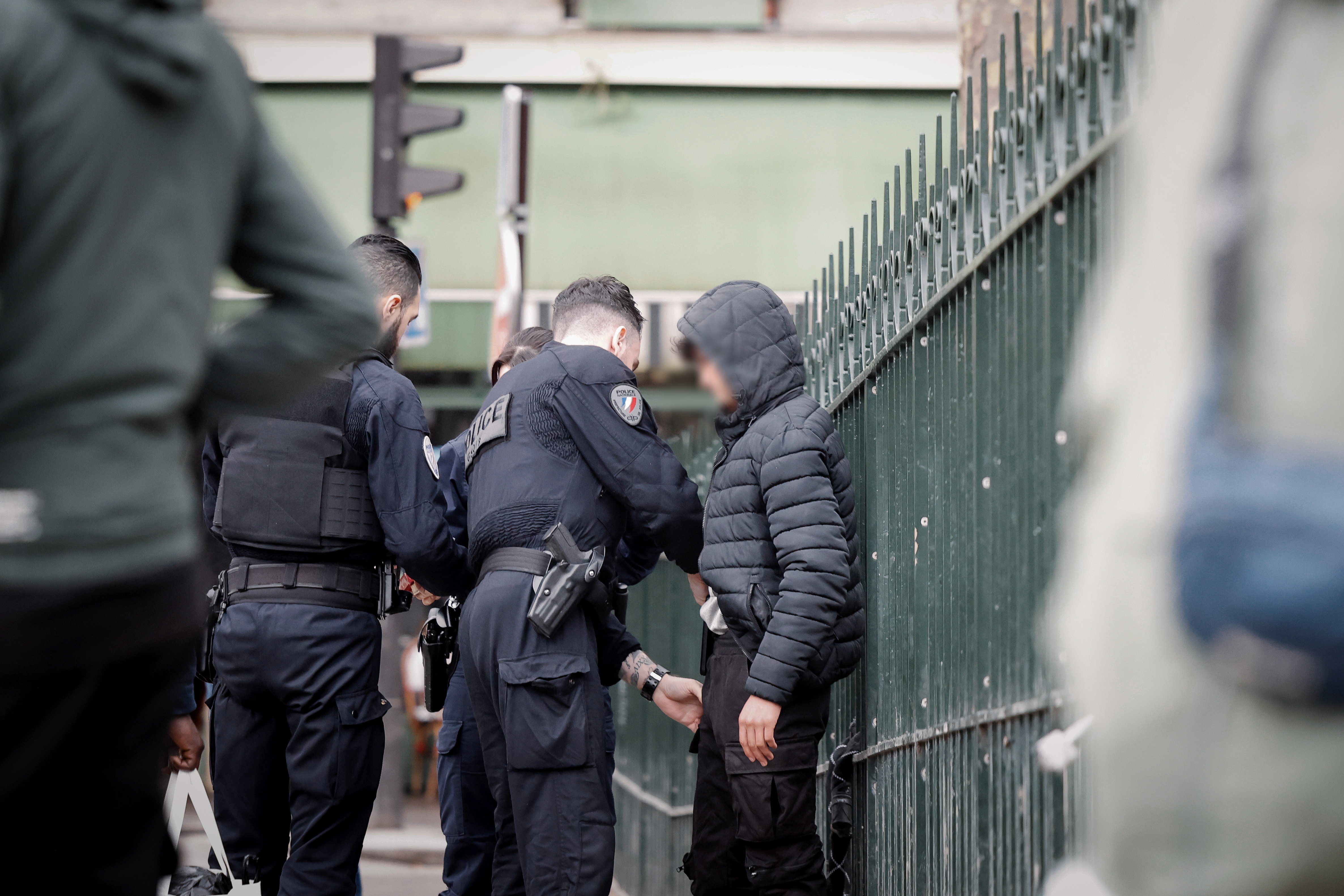 Un contrôle de police à Paris (XVIIIe), le 16 février près du métro La Chapelle. Selon un policier, il est « très difficile de déloger ce trafic bien implanté ». LP/A.D. et O.A