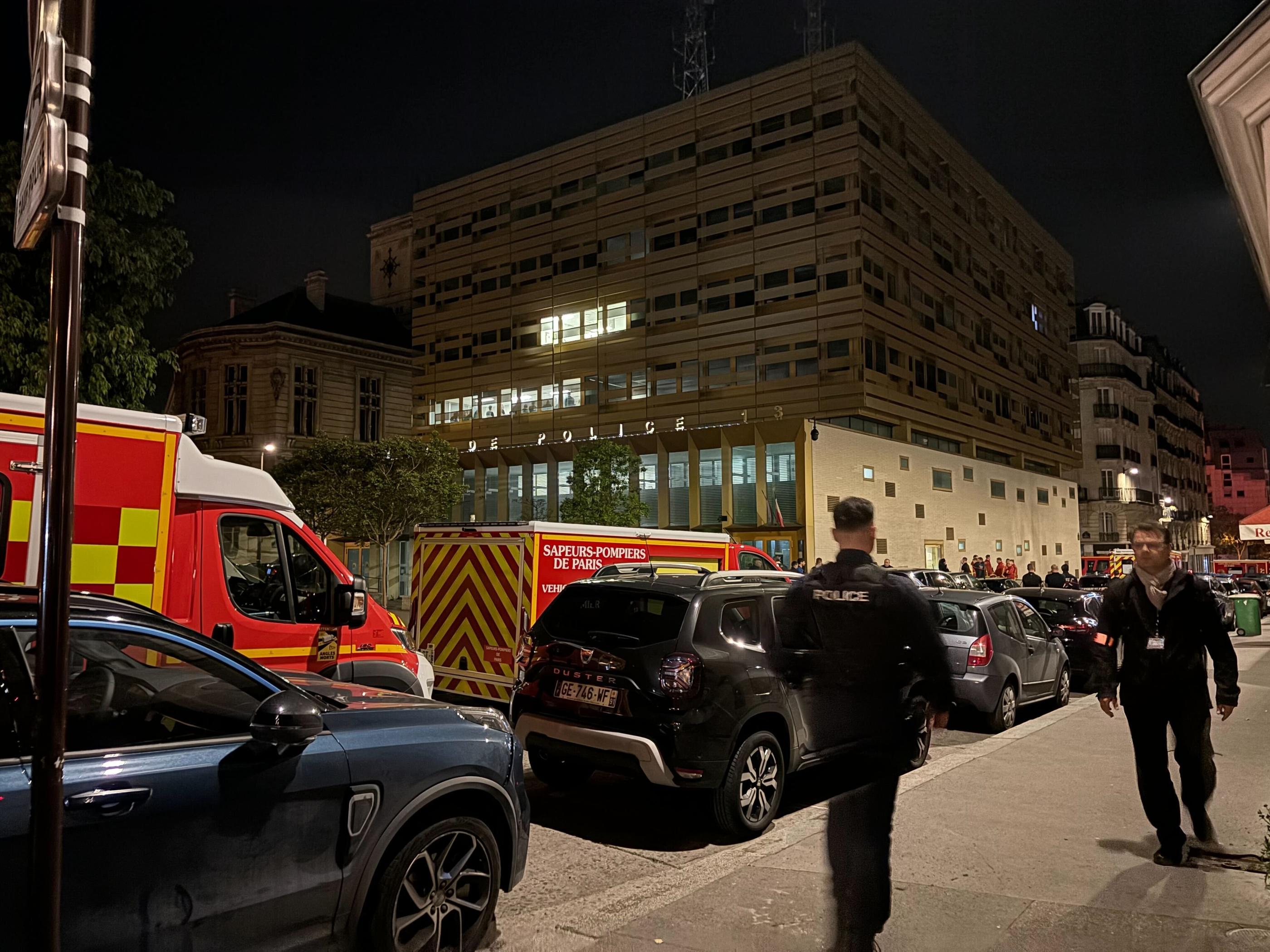 Deux policiers ont été gravement blessés au commissariat du XIIIe arrondissement après qu'un homme a ouvert le feu jeudi soir. LP/Candice Doussot