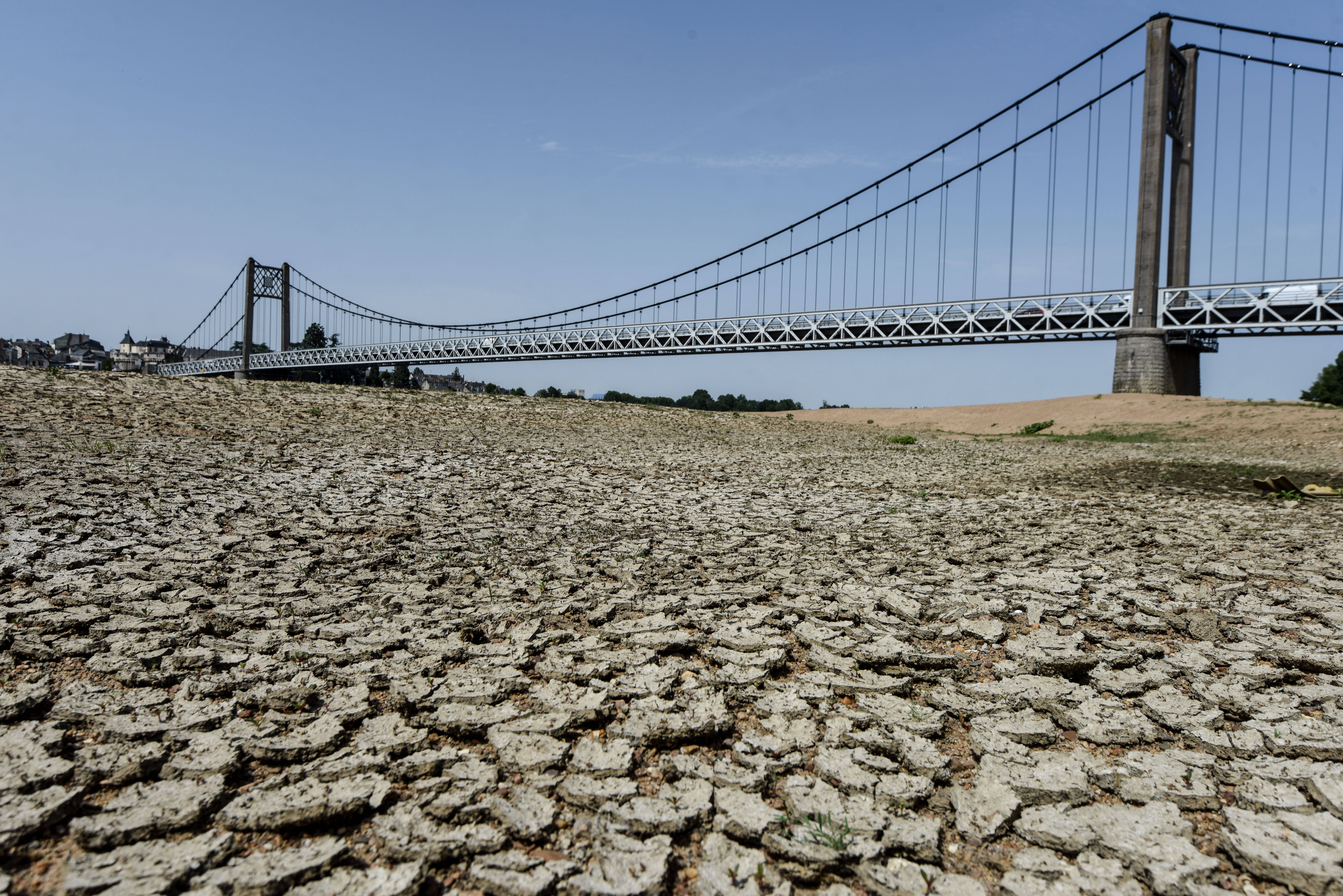Cet été, toute la France métropolitaine court un risque de sécheresse, comme ici dans le lit de la Loire, à Ancenis (Loire-Atlantique), en juin. Sipa/Salom Gomis