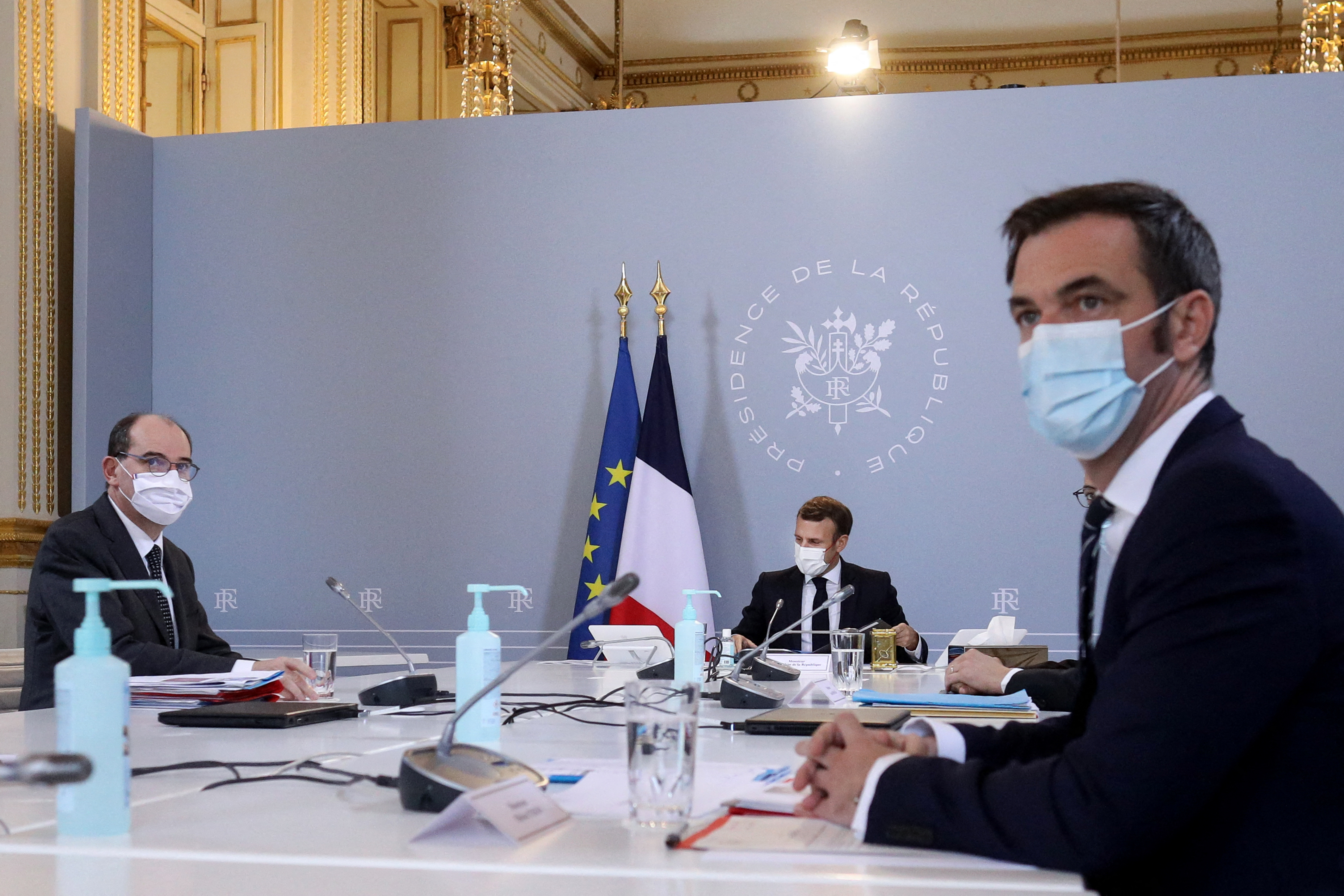 Emmanuel Macron présidera ce lundi le Conseil de défense sanitaire (ici à l'Elysée en novembre 2020) en visioconférence depuis Brégançon. ABACAPRESS/pool/Stéphane Lemouton