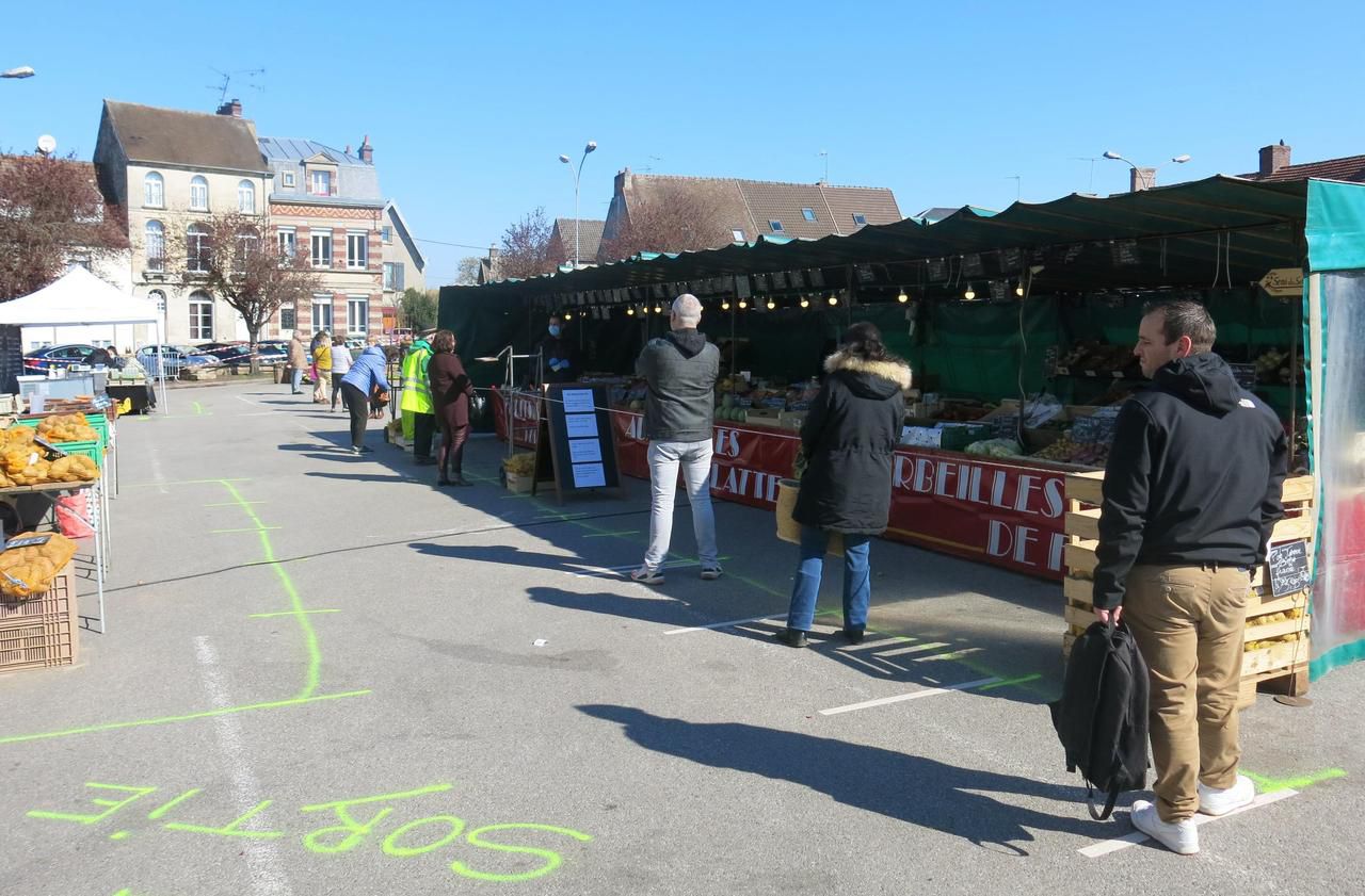 <b></b> Crépy-en-Valois, ce mercredi 1<sup>er</sup> avril. Sur le marché de la place de la République, les clients respectent les consignes de précaution. 