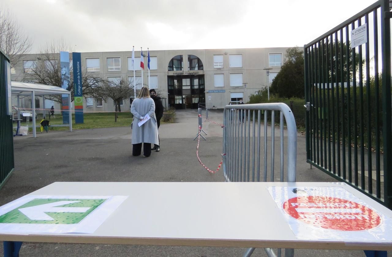 <b></b> Crépy-en-Valois, jeudi. Toute la journée, une campagne de test Covid a été menée au collège Jean-de la-Fontaine, fermé depuis lundi. 