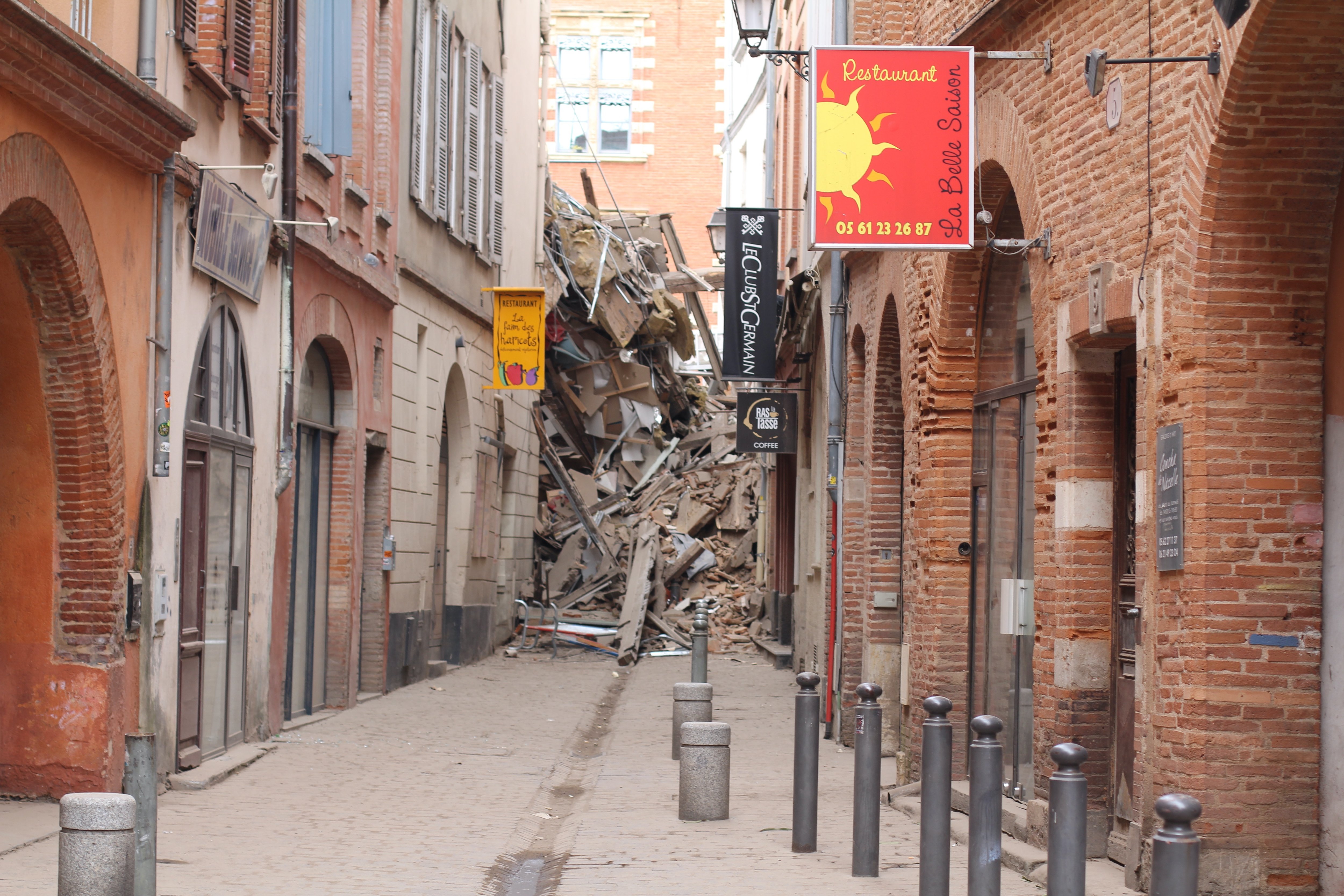Les gravats obstruent la rue du Puits-Vert, perpendiculaire à la rue Saint-Rome, à Toulouse (Haute-Garonne), après l'effondrement d'un immeuble dans la nuit de vendredi à samedi 9 mars. LP/Paul Périé