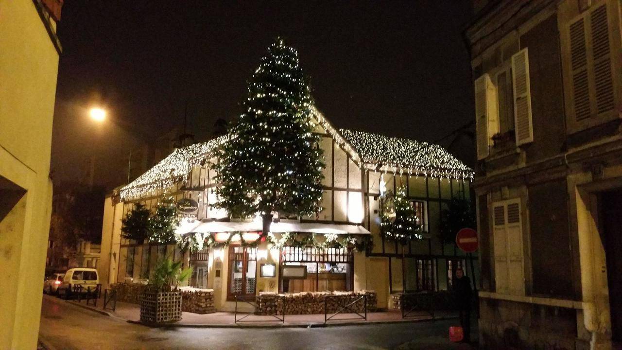 Meaux, le 14 décembre. Le fameux restaurant gastronomique La Grignotière est paré de ses traditionnelles illuminations de Noël, notamment son sapin géant posé en façade.