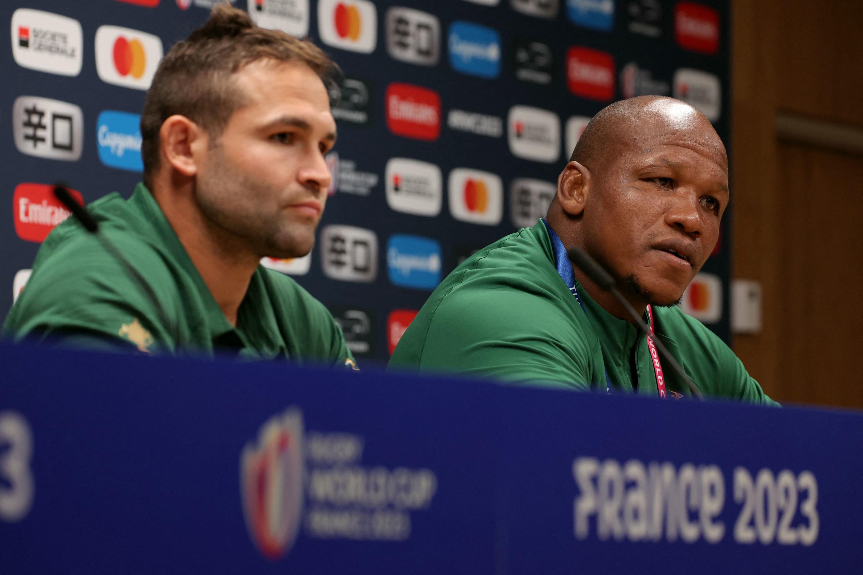 Les Sud-Africains Cobus Reinach (à gauche) et Bongi Mbonambi (à droite) en conférence de presse le 12 octobre 2023. Photo AFP/Thomas Samson