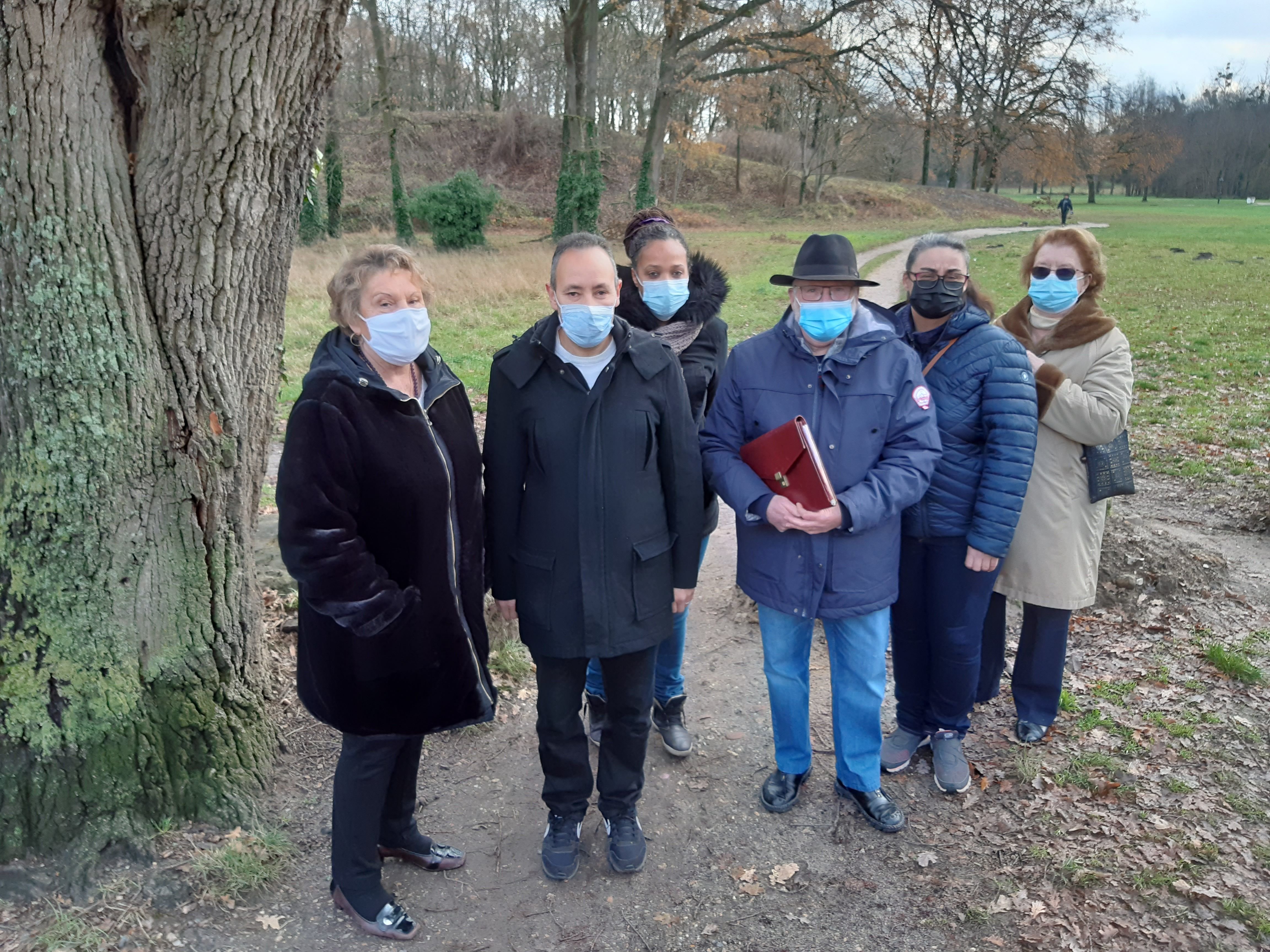 Les représentants de plusieurs organisations de copropriétaires de Montigny-lès-Cormeilles se sont unis pour protester contre l'installation d'une clôture autour du bois des Eboulures. LP/Christophe Lefèvre.