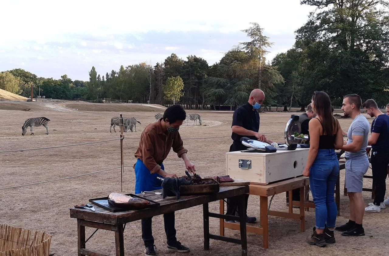 <b></b> Thoiry, le 17 juillet. Le zoo propose chaque vendredi de l’été un buffet africain au milieu des animaux.