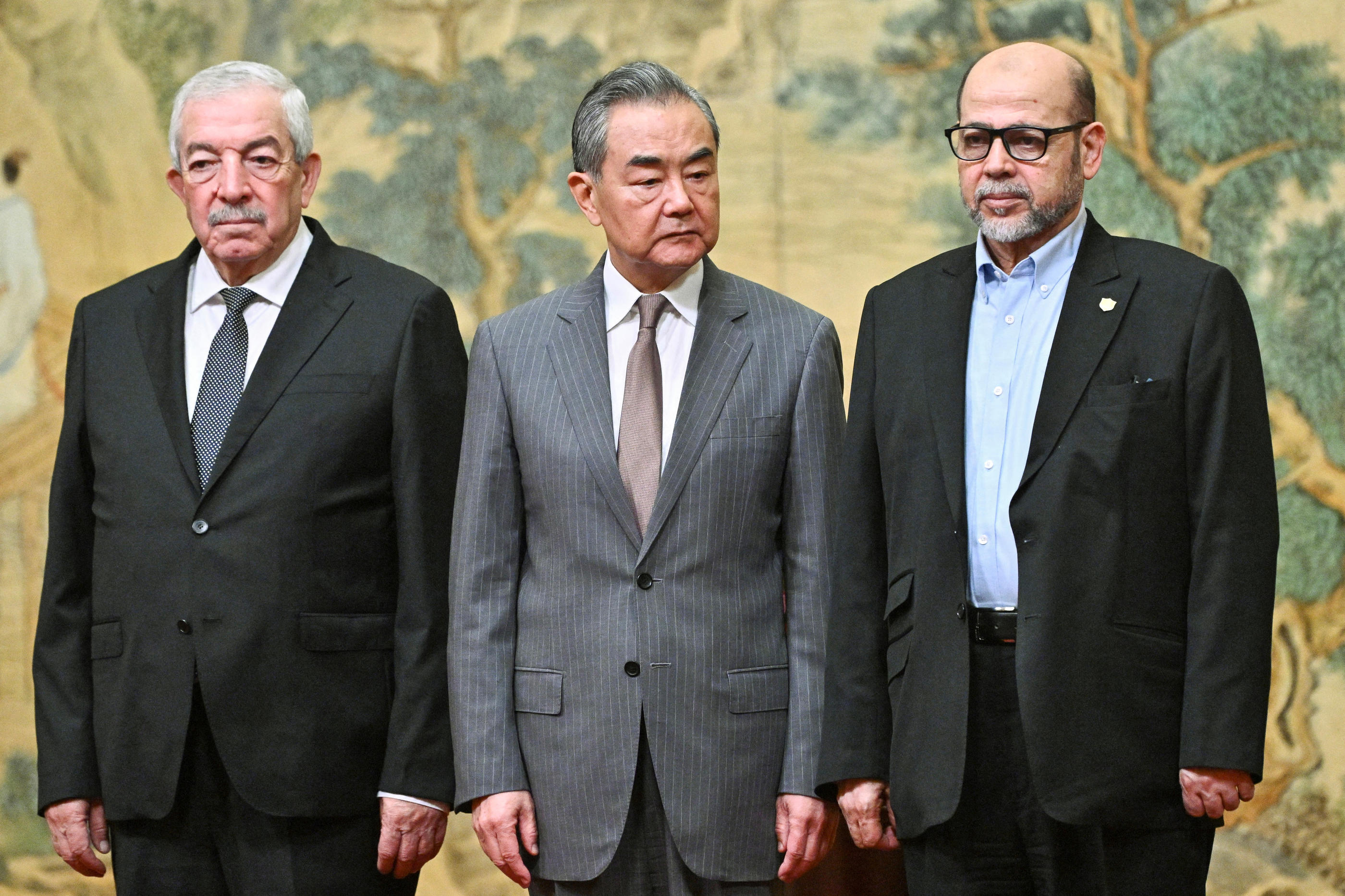 Mahmoud Aloul, vice-président du Fatah, Wang Yi, le ministre chinois des Affaires étrangères et Moussa Abou Marzouk, haut responsable du Hamas ont signé un accord d'"unité nationale" à Pekin mardi 23 juillet. REUTERS / PEDRO PARDO