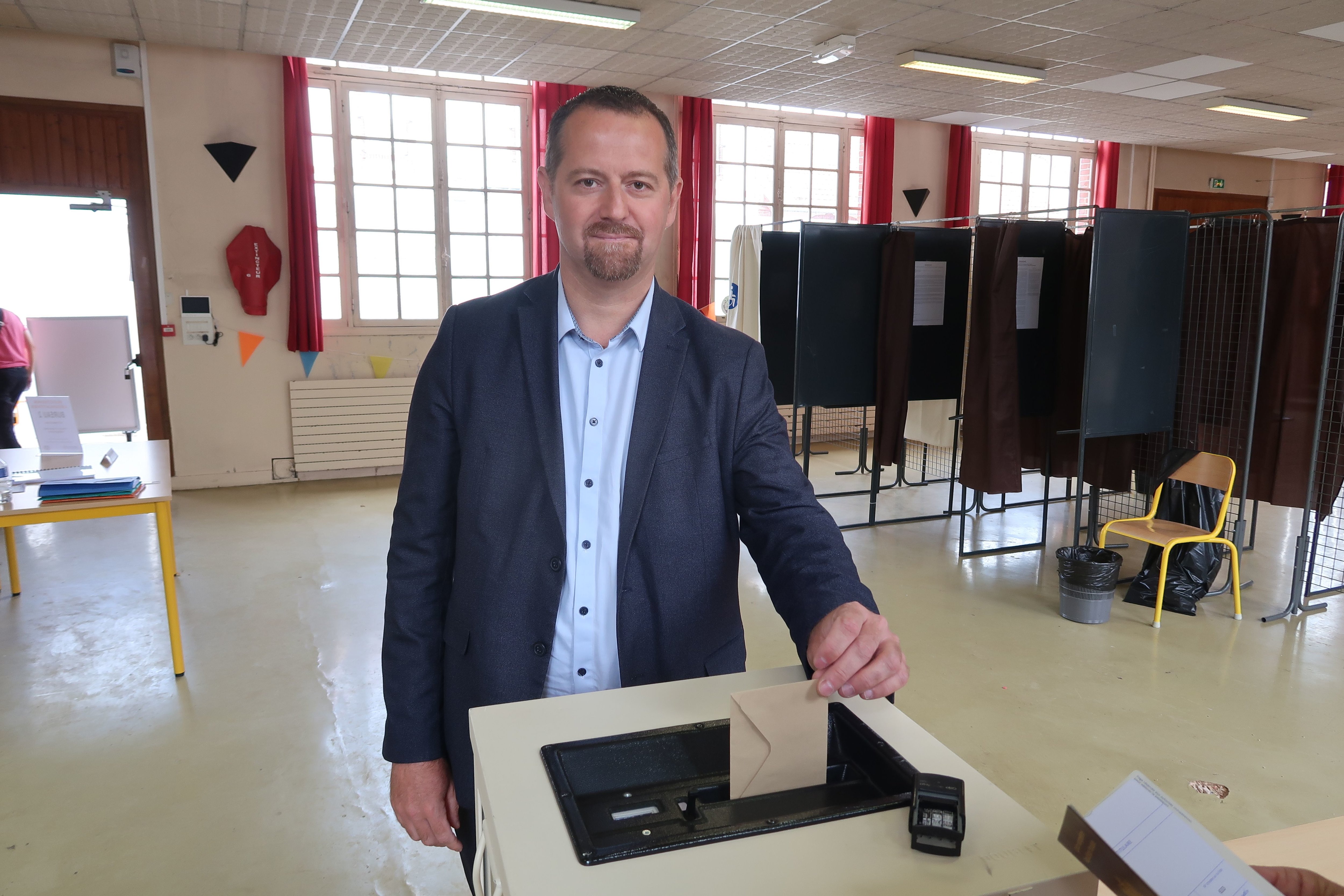 Mantes-la-Ville, dimanche après-midi. Laurent Morin, patron du RN sur les Yvelines, a voté à Mantes-la-Ville où il est conseiller municipal d'opposition. LP/Mehdi Gherdane