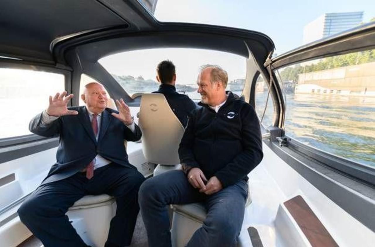 <b></b> André Santini, le maire (UDI) d’Issy (à gauche), à bord du SeaBubbles en 2019 lors d’un test sur la Seine. La station de production d’hydrogène pourrait notamment être ouverte aux taxis fluviaux.