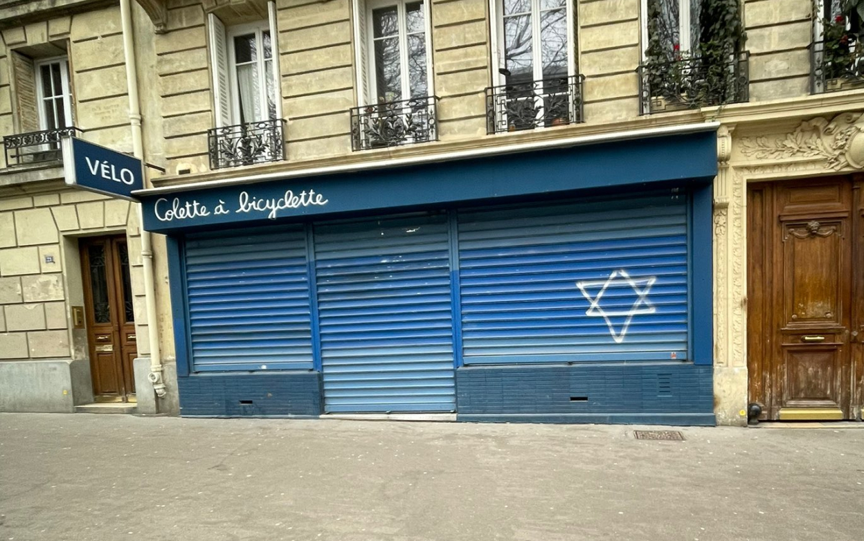 Des tags antisémites ont été retrouvés sur plusieurs commerces ce lundi. Twitter/UEJF