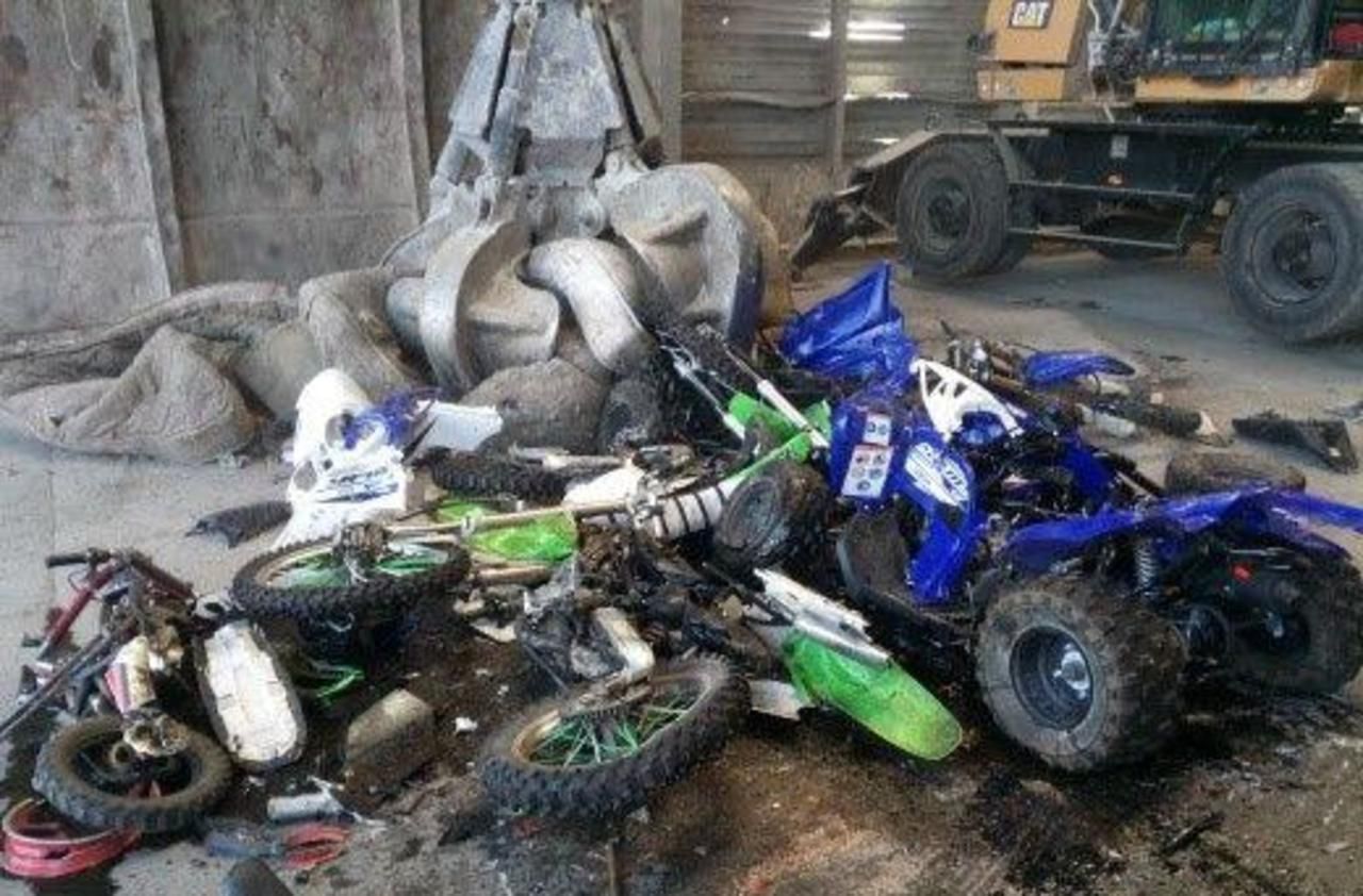 <b></b> Cinq moto-cross et un quad, non-identifiables en raison de plaques d’immatriculation absentes et de numéros de série effacés à la lime, ont été  détruits par les autorités.