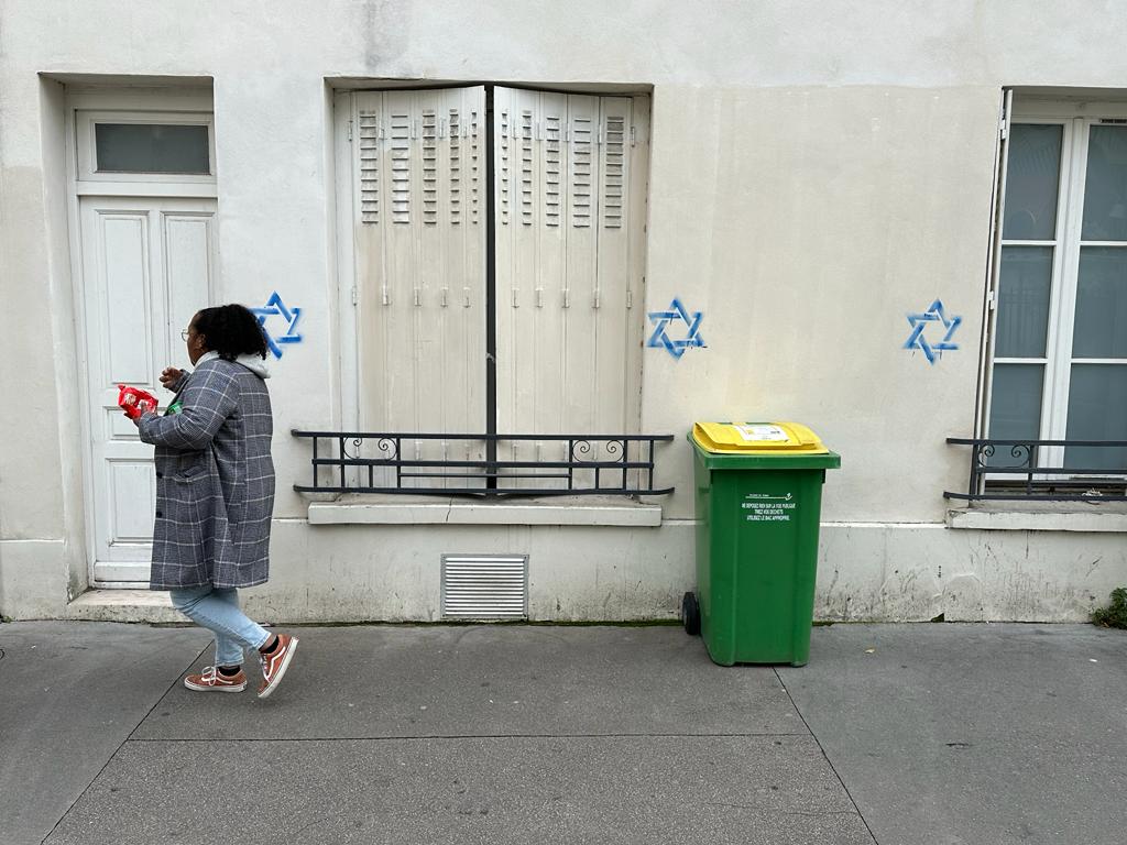 Rue du Père Corentin (XIVe), ce mardi. Des pochoirs aux relents antisémites ont été tagués sur les façades de plusieurs immeubles de l'arrondissement. LP/Paul Abran