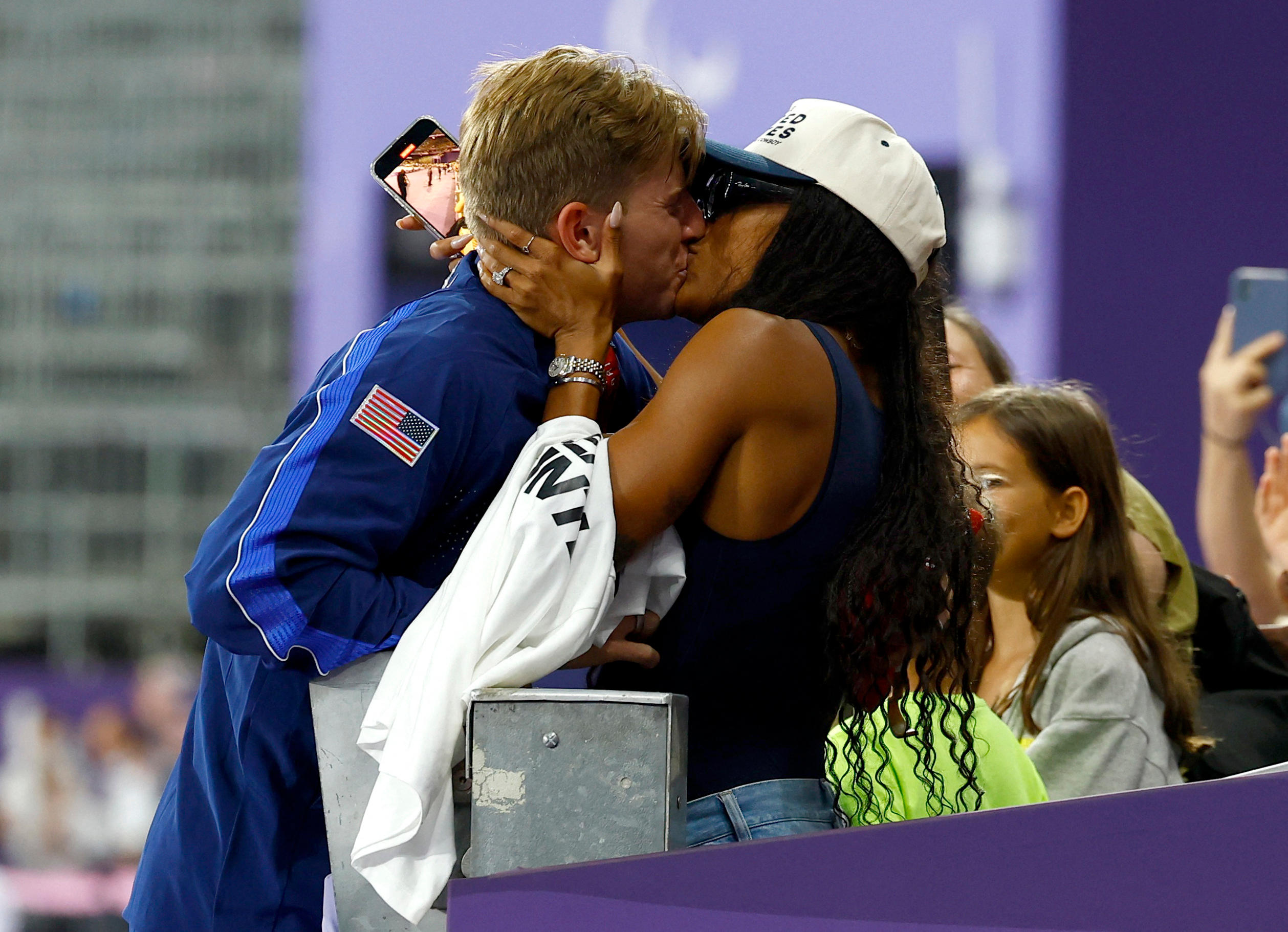 Hunter Woodhall a remporté ce vendredi soir la finale du 400 m (T62) lors des Jeux paralympiques, à peine un mois après la victoire de son épouse, Tara Davis-Woodhall en finale du saut en longueur des Jeux olympiques. Reuters/Thomas Mukoya