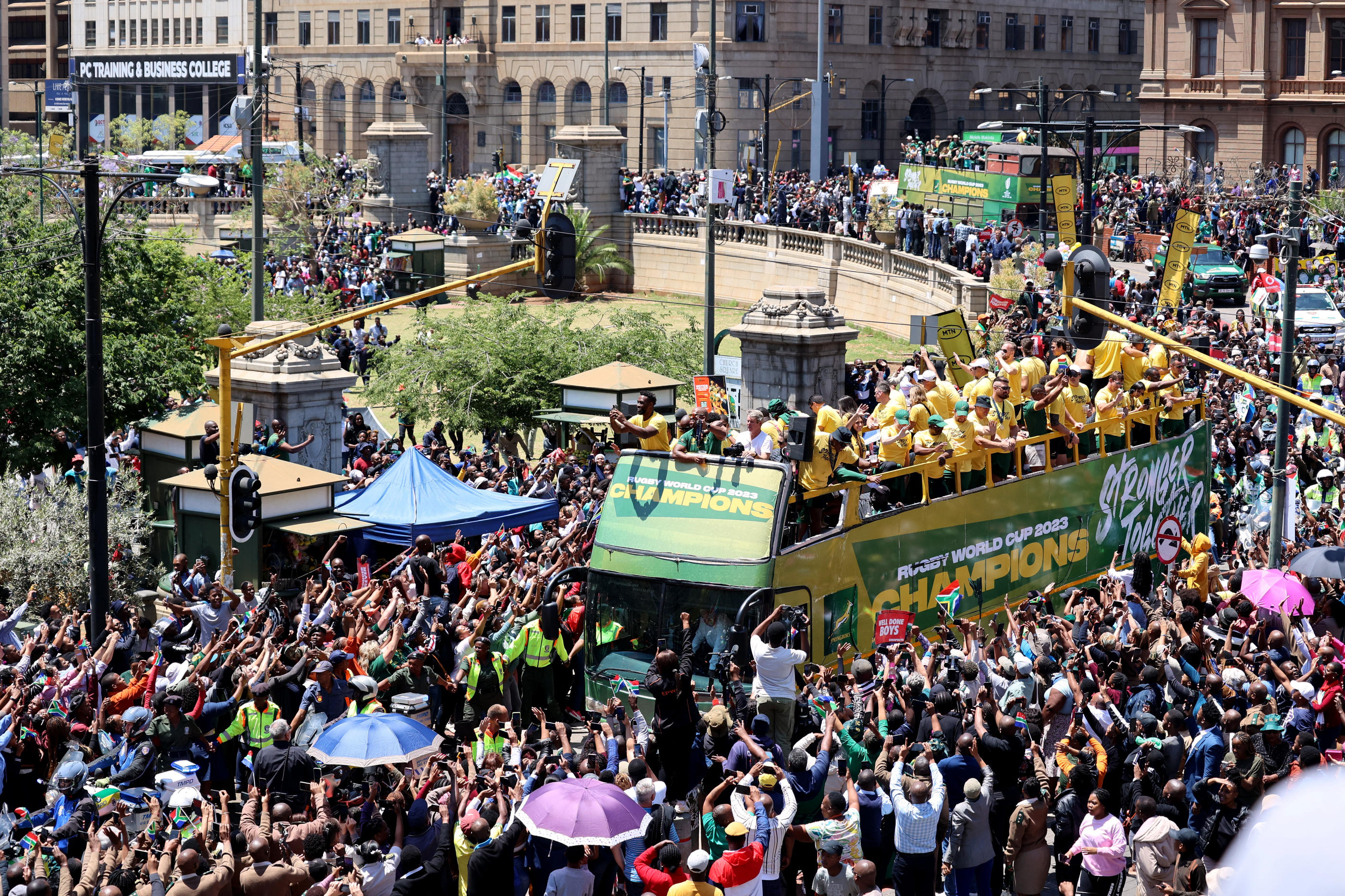 Les Springboks, dans les rues de Pretoria, pour célébrer leur sacre à la Coupe du monde. REUTERS/Alet Pretorius
