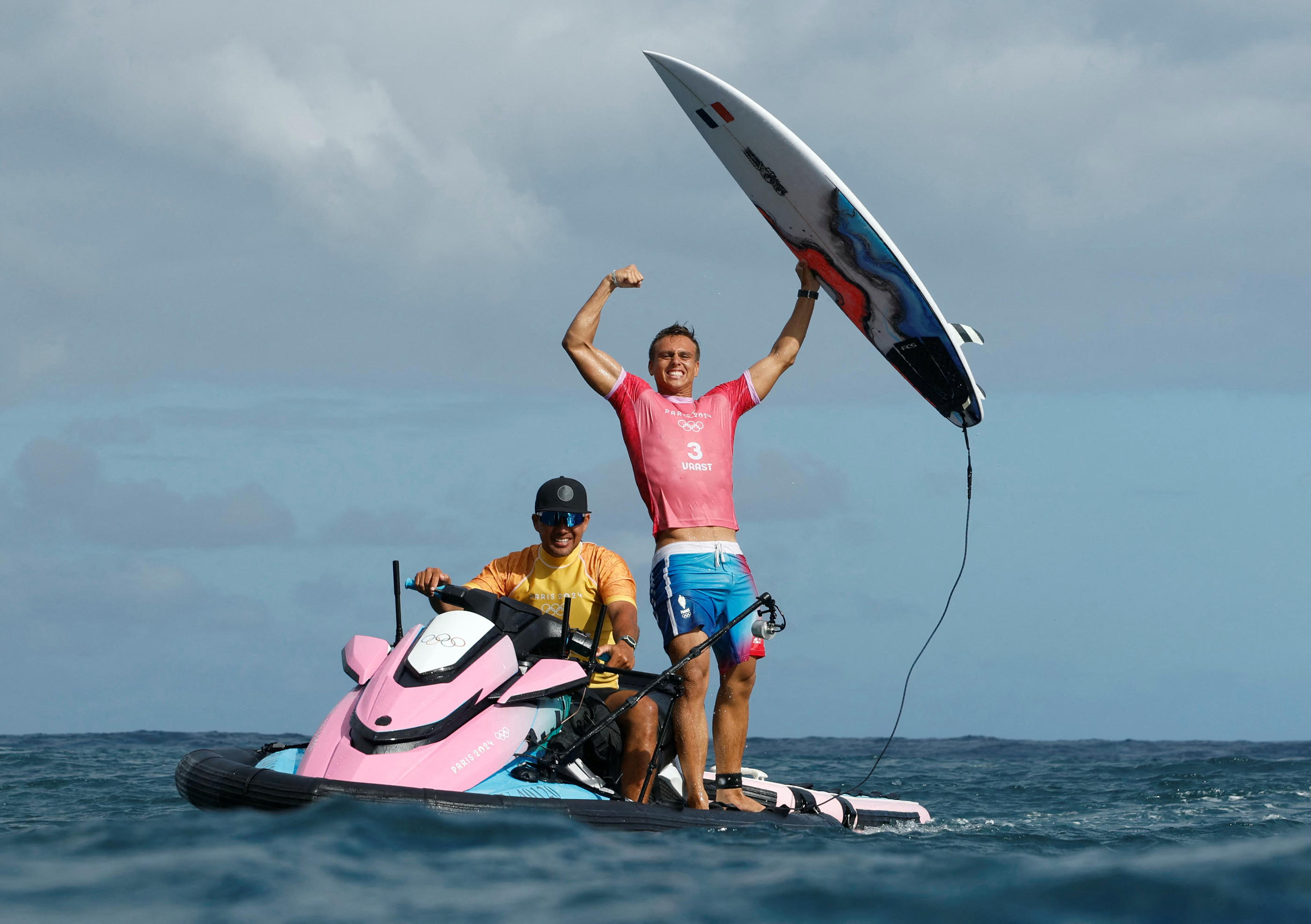 Kauli Vaast a été sacré champion olympique de surf, apportant une nouvelle médaille d'or à la France lors de ces JO de Paris. REUTERS/Ben Thouard