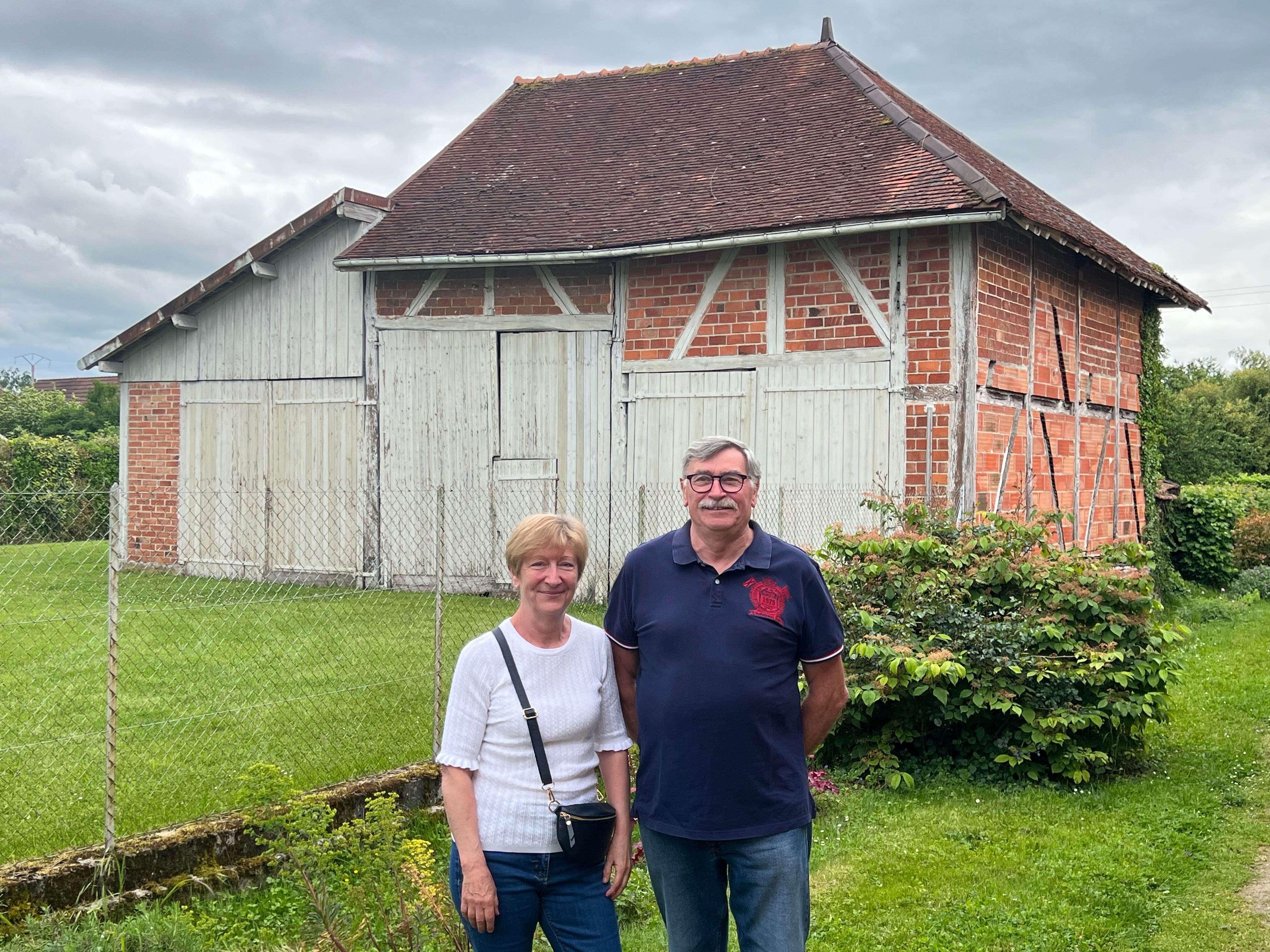 Jean-Paul Villain et son épouse Brigitte, devant l'ancienne grange familiale bientôt transformée en tiers-lieu à Mesnil-Saint-Père (Aube)